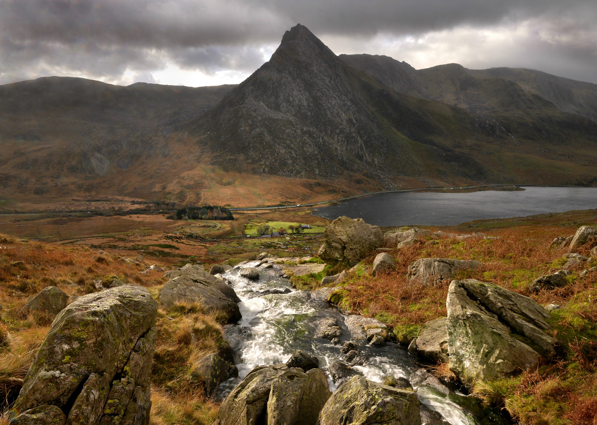 Wales mountains. Сноудония Уэльс. Гора Сноудон в Уэльсе. Сноудония Великобритания. Сноудония национальный парк.