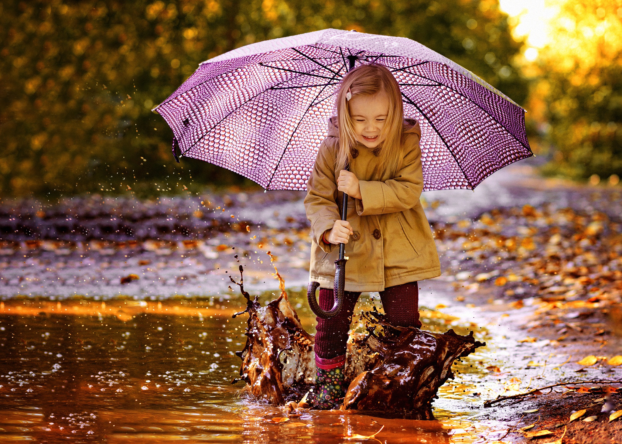 Замечательная прогулка. Осень для детей. Зонтик для детей. Девочка под зонтиком. Дети осенью.