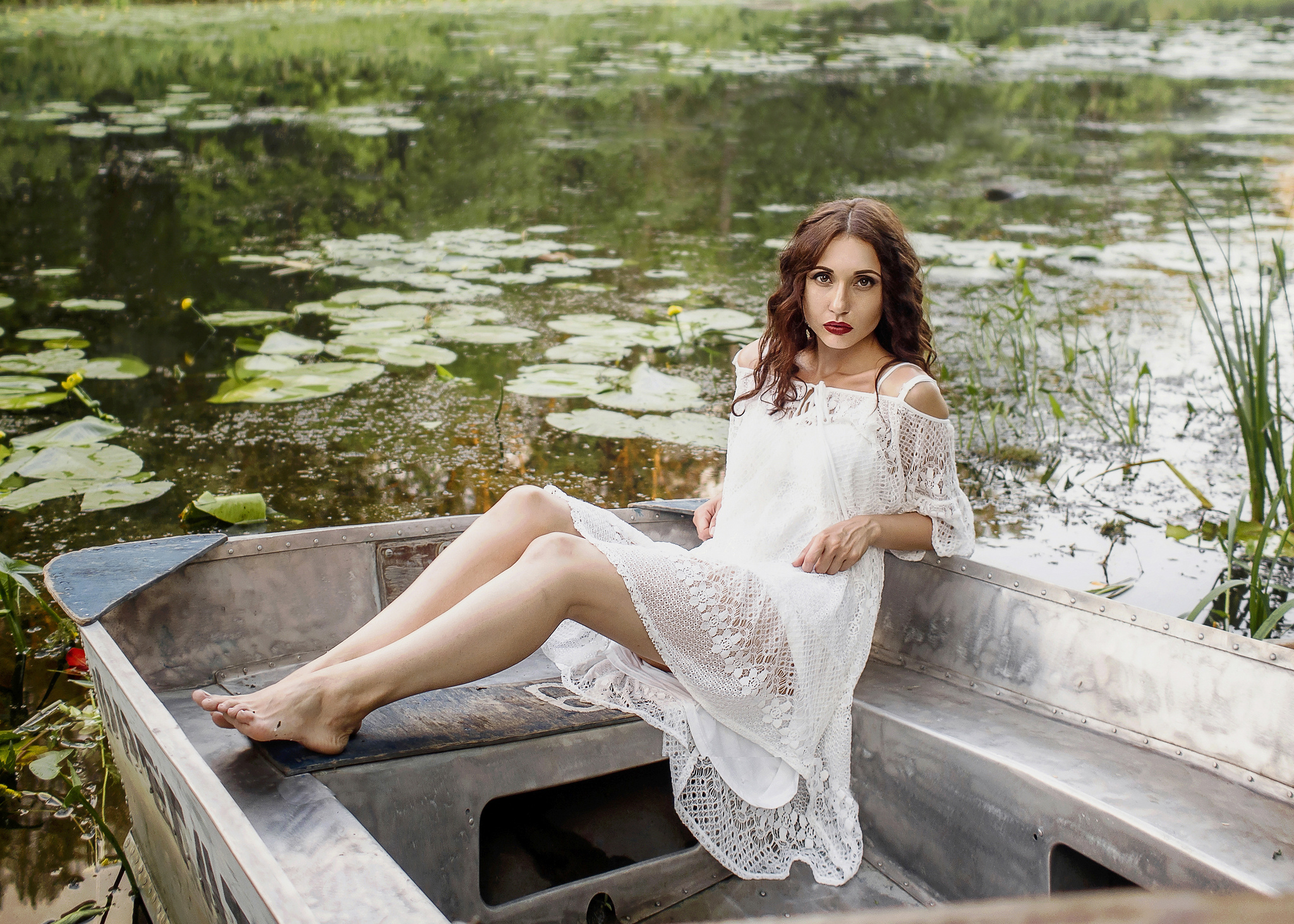 Красивые девушки река. Фотосессия в воде в платье. Фотосессия в озере в платье. Фотосессия в лодке девушка.