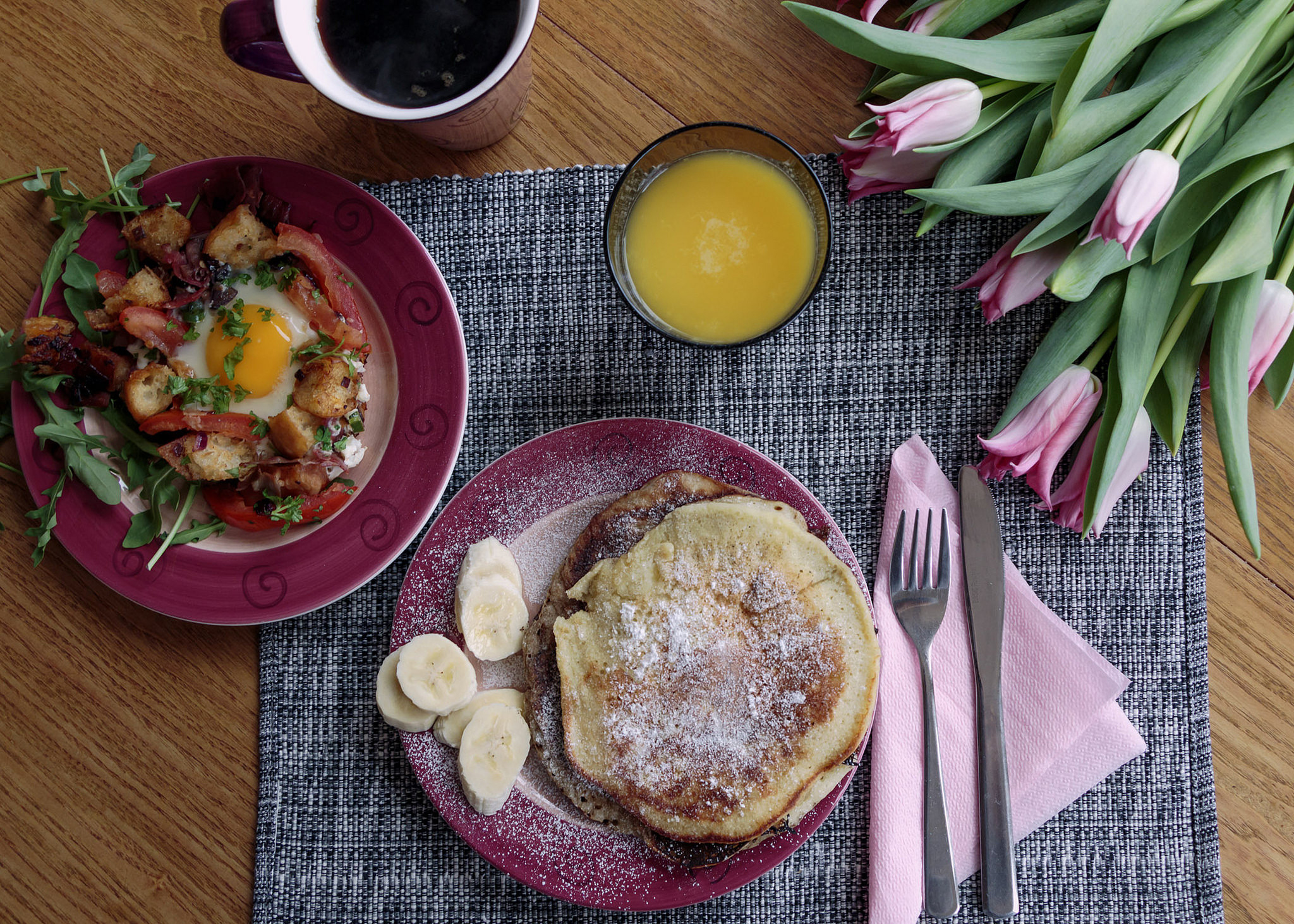 Рабочий завтрак. Завтрак. Весенний завтрак. Завтрак с цветами. Завтрак на столе.