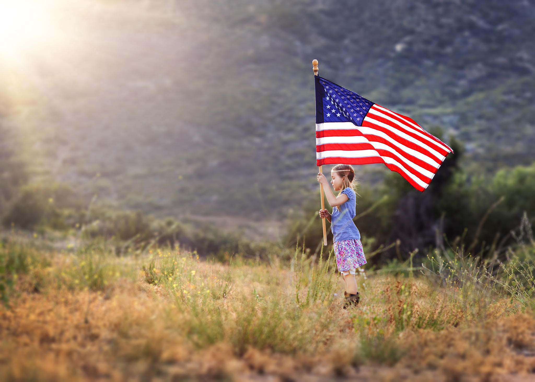 Amerika ru. Американский флаг. Американец с флагом. Девочка с американским флагом. Американский патриотизм.