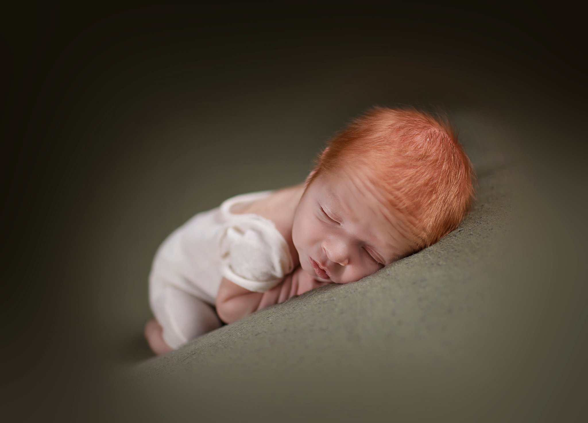 Родилась с рыжими волосами. Рыжий малыш. Рыжий новорожденный. Рыжие груднички. Рыжий новорожденный ребенок.