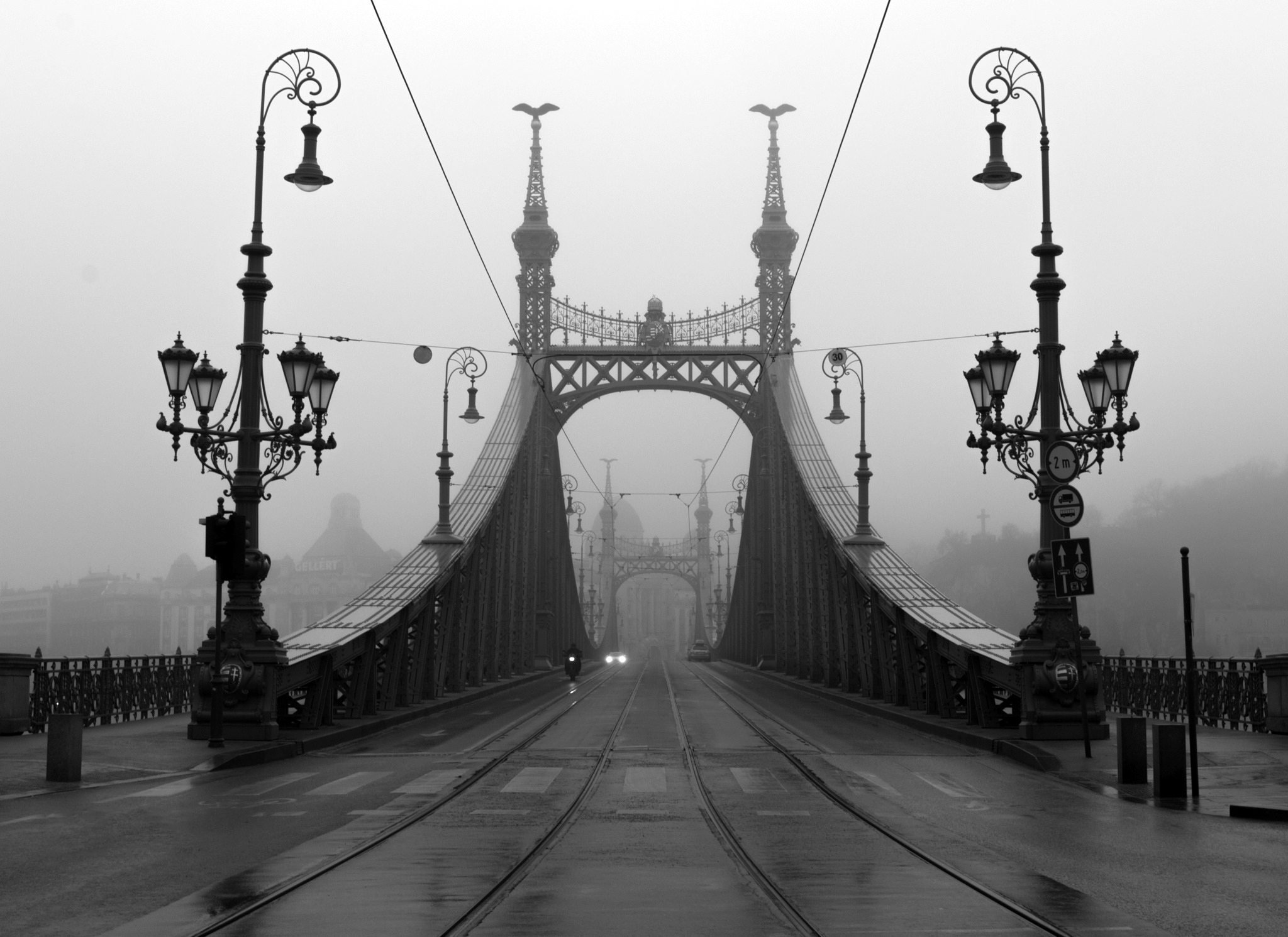 на мосту черно белое