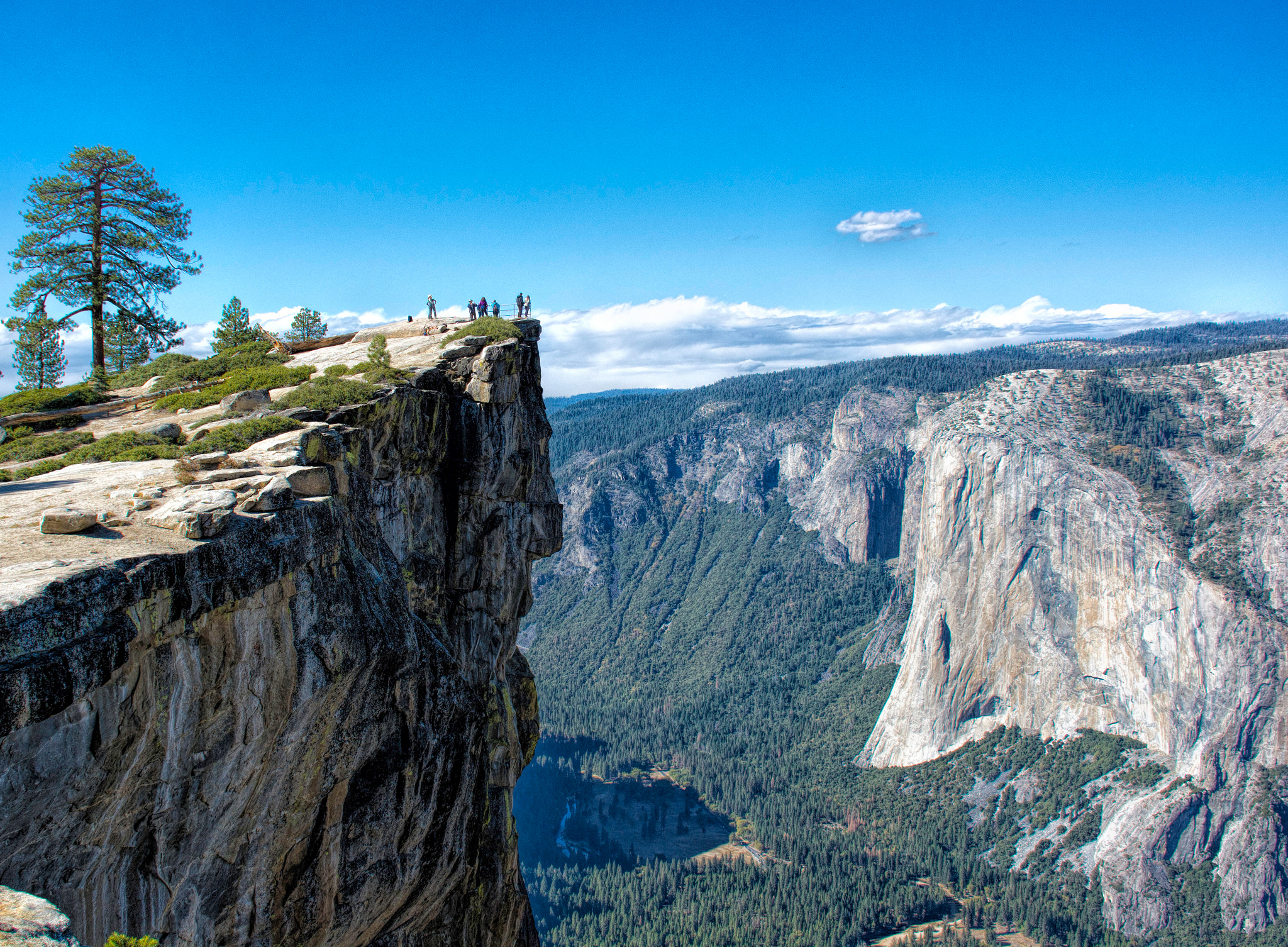 Отвесные обрывы скал. Йосемитский национальный парк. Йосемити Ергаки. Скалы фотобаш. Горы отвесные скалы.