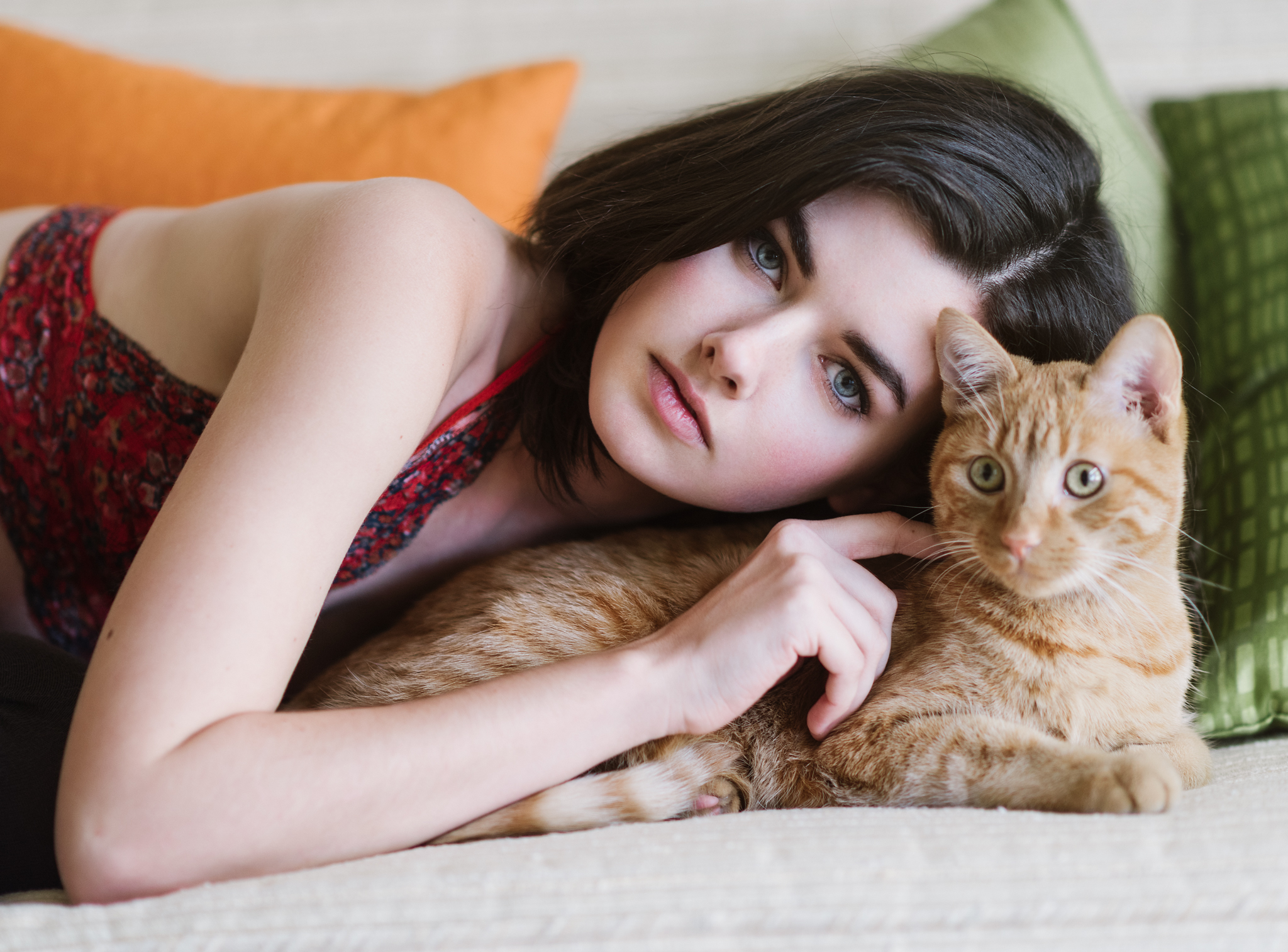 Красивая киска модель. Девушка с котом. Красивая девушка с котом. Девушка с кошкой фотосессия. Брюнетка с рыжим котом.
