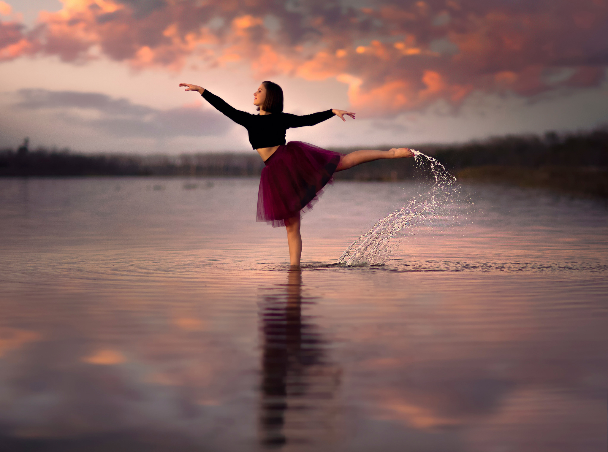 Девчонка пляшет. Танцующая девушка. Танец с водой. Танцующая девушка в воде. Красивые движения.