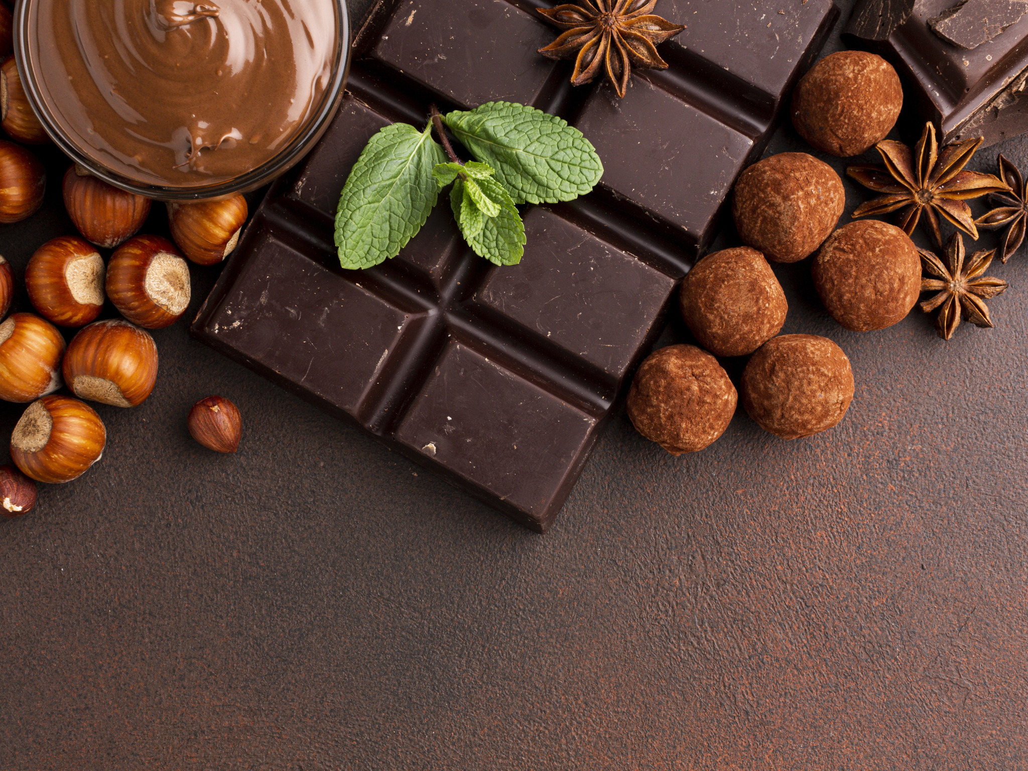 Какой шоколад более качественный. Шоколадный орех. Шоколад с орехами. Шоколадная плитка. Nuts плитка шоколада.