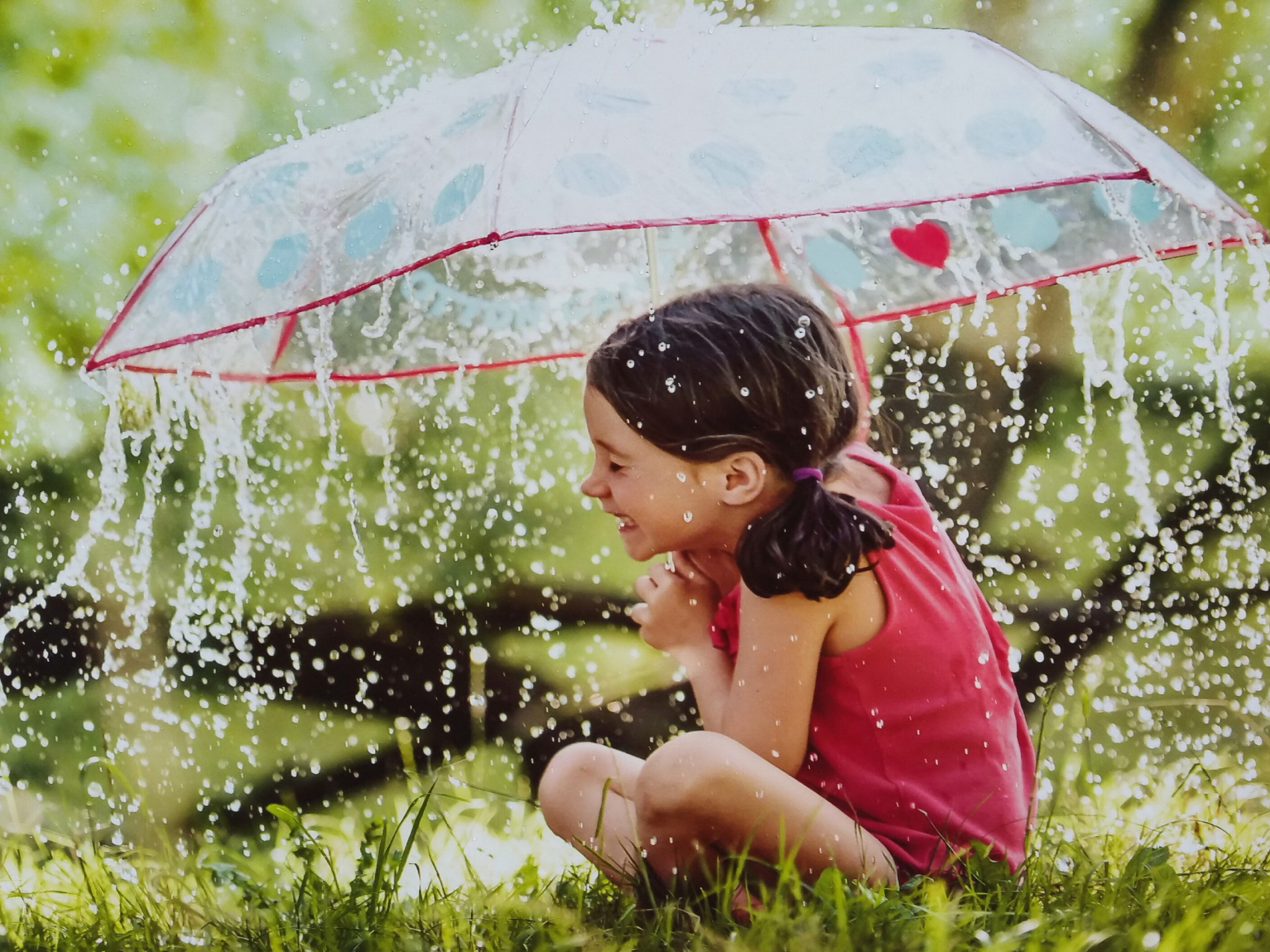 Настроение гроза. Лето дождь. Дождь летом. Дождливый летний день. Дети под зонтом.