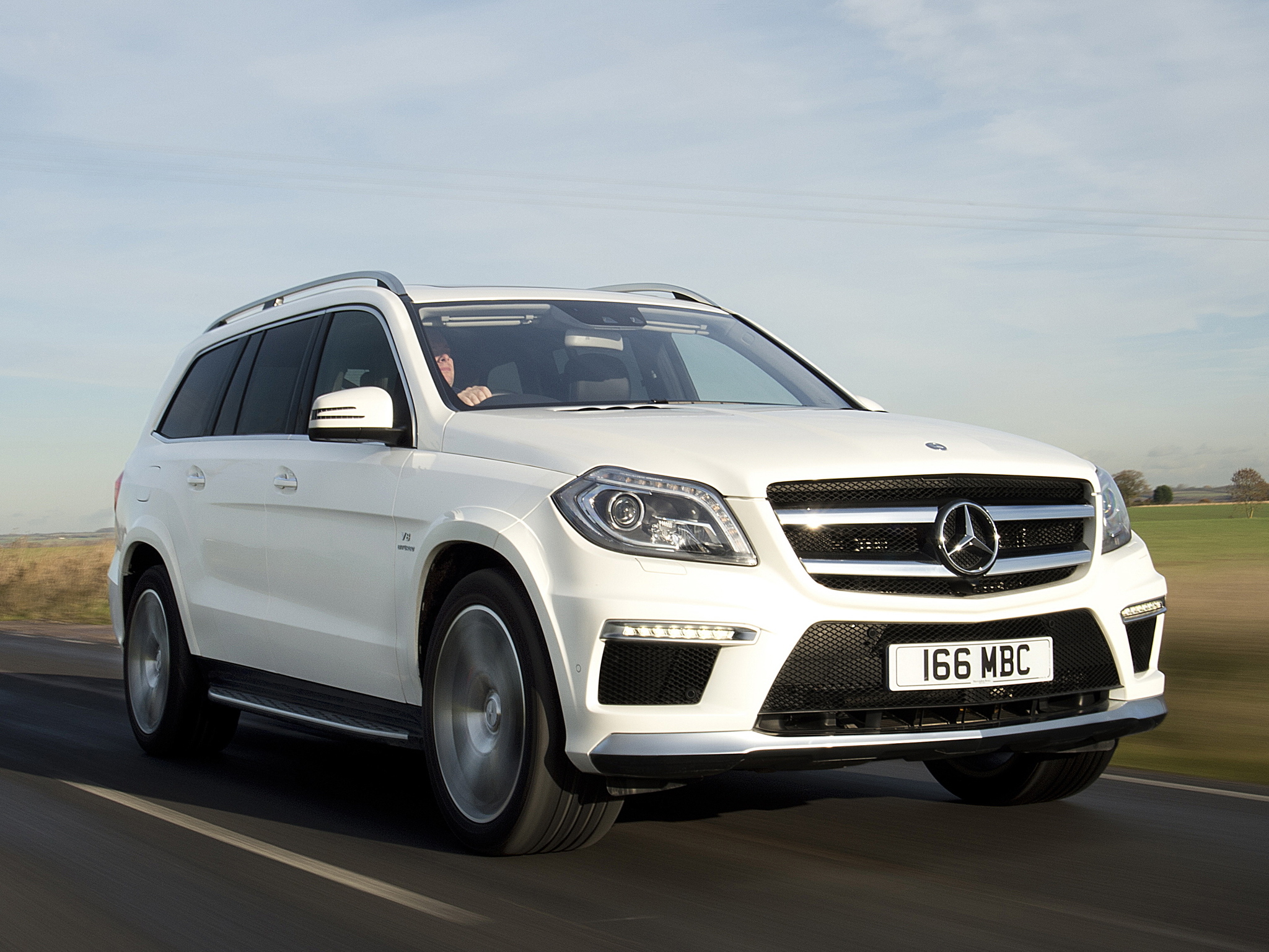 White gl. Mercedes-Benz gl 63 AMG 2013. Мерседес Benz gl 63 AMG. Мерседес Benz gl 63 AMG 2013. Mercedes gl 63 AMG белый.