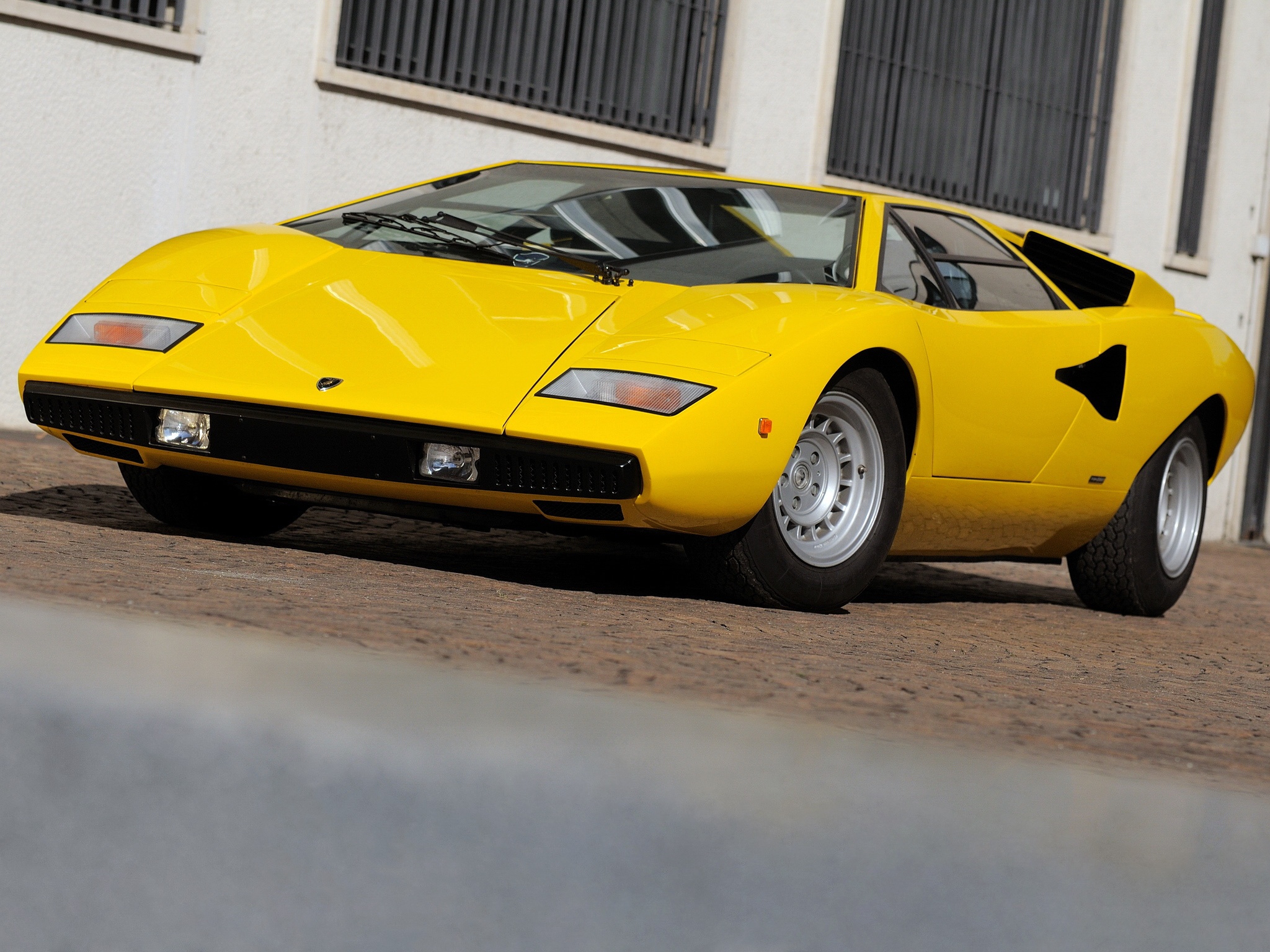 Скачать обои lamborghini, вид спереди, желтая, countach lp400, коунтач  пл400, раздел машины в разрешении 2048x1536