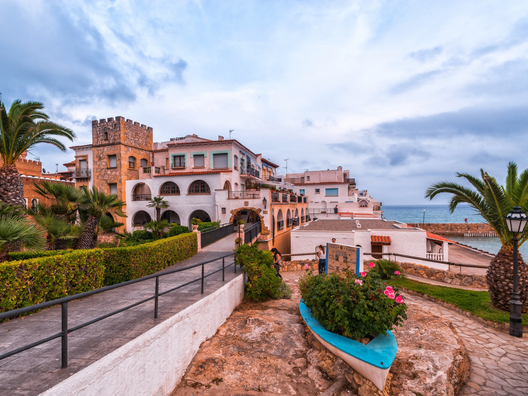 море, небо, облака, пейзаж, пальмы, побережье, дома, горизонт