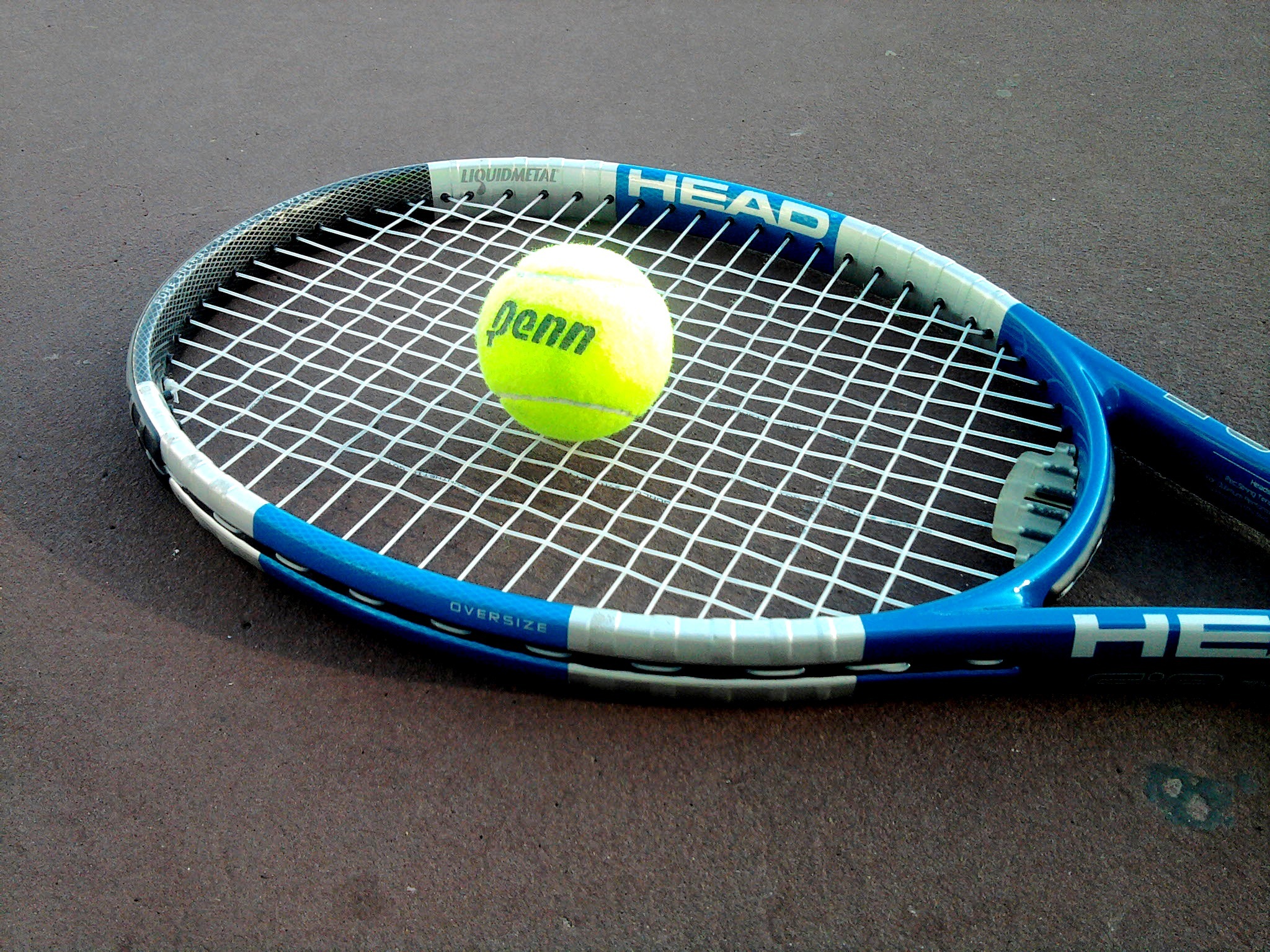 Теннисные названия. Теннис баболат на корте. Ракетка теннисная. Ракетка и мяч. Теннис ракетка и мяч.