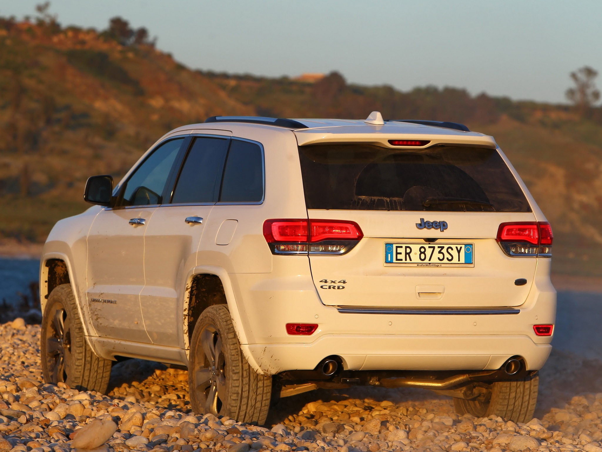 Скачать обои машина, внедорожник, вид сзади, Jeep, Grand Cherokee,  Overland, раздел машины в разрешении 2048x1536