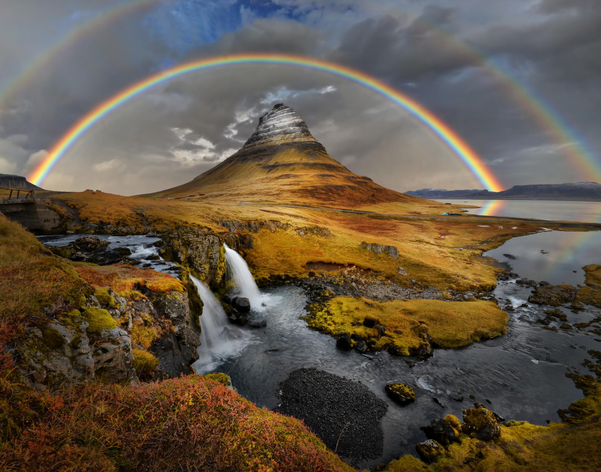 Удивительно. Mount Kirkjufell Исландия. Природа Исландии. Исландия фото природы. Удивительная природа.