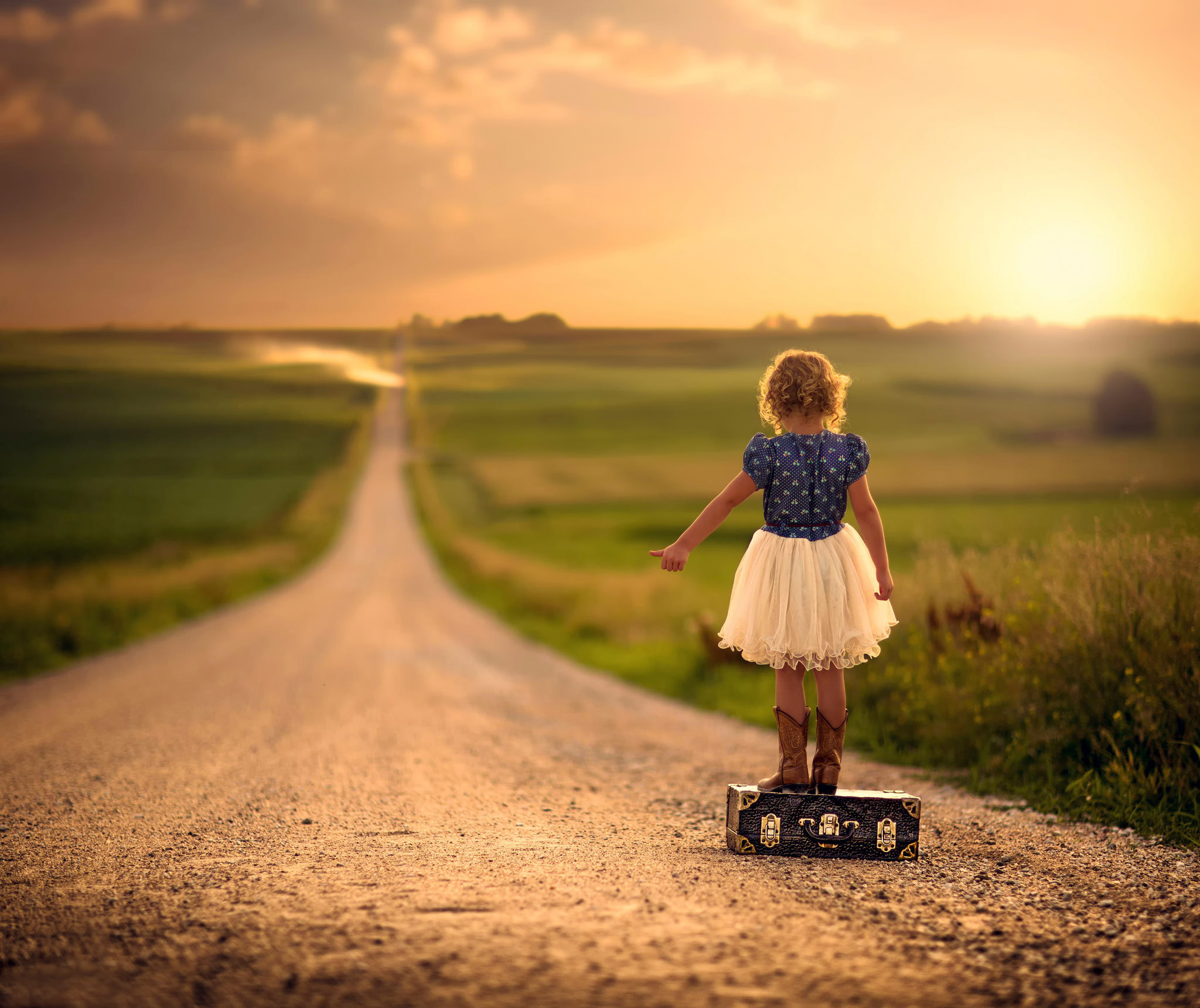 Житейский путь. Фотосессия на дороге. Маленькая девочка с чемоданом. Маленькая девочка на дороге. Девочка идет по дороге.