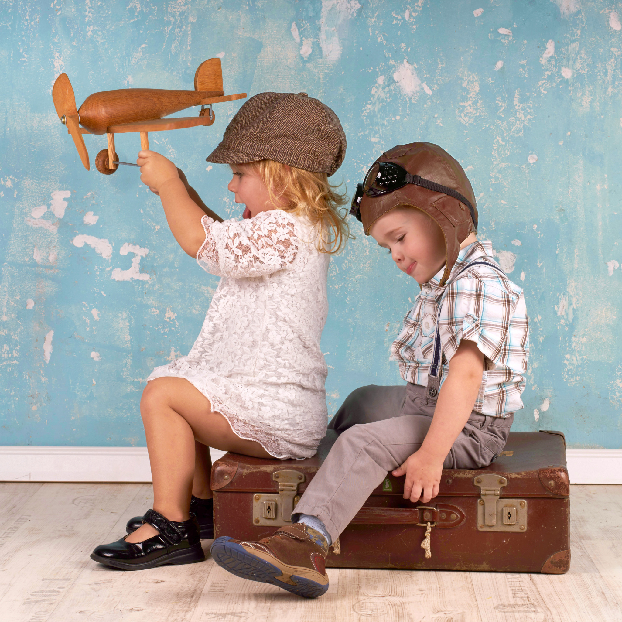 Мальчик и девочка с чемоданами