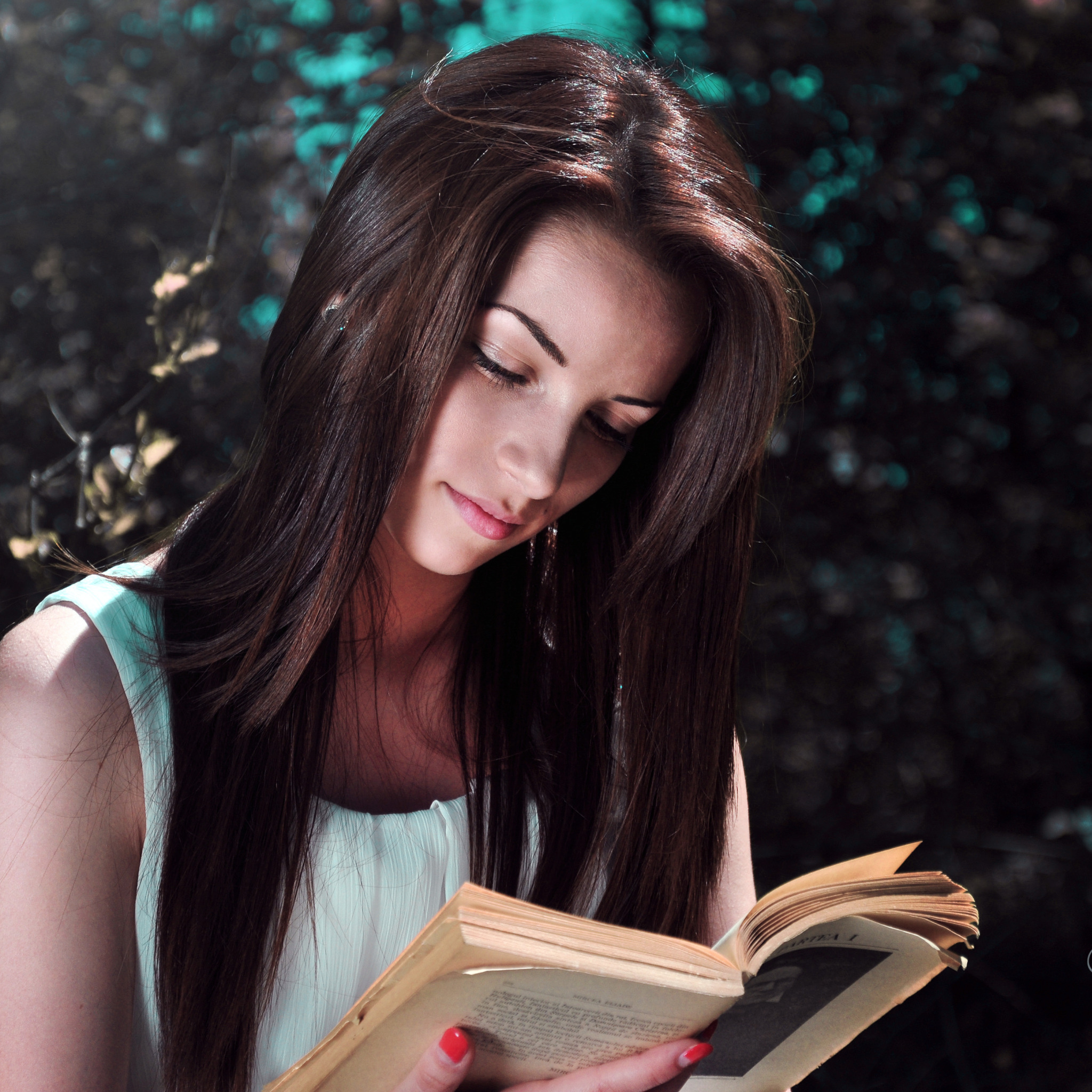 Музыка книга девочек. Девушка с книгой. Задумчивая девушка с книгой. Задумчивая девушка с книжкой. Красивая девочка с книгой.
