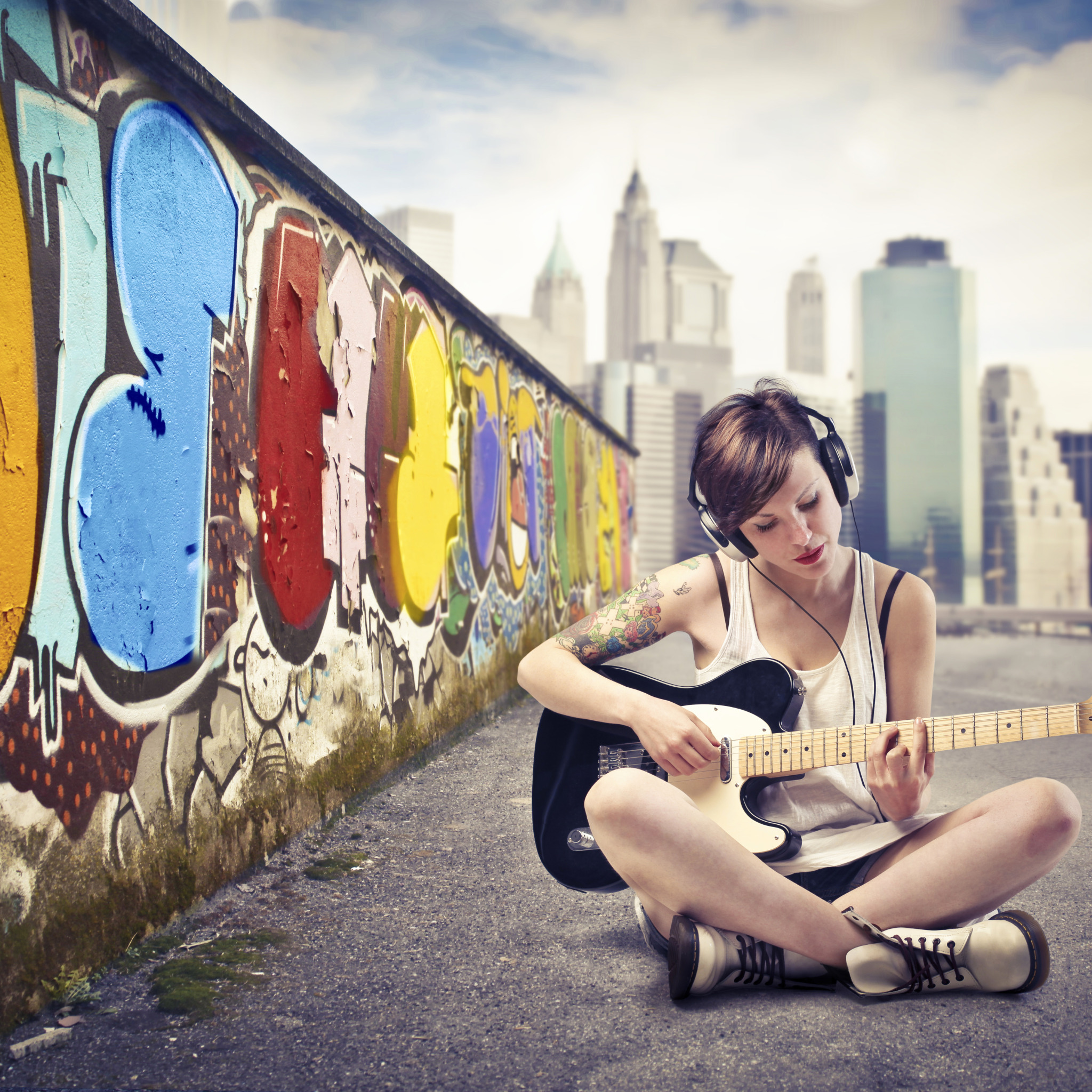 Песня в этом городе девушка не живет. Девушка веселая в городе. Девушка с гитарой в городе. Фотосессия у стены с граффити. Городская фотосессия у стены.