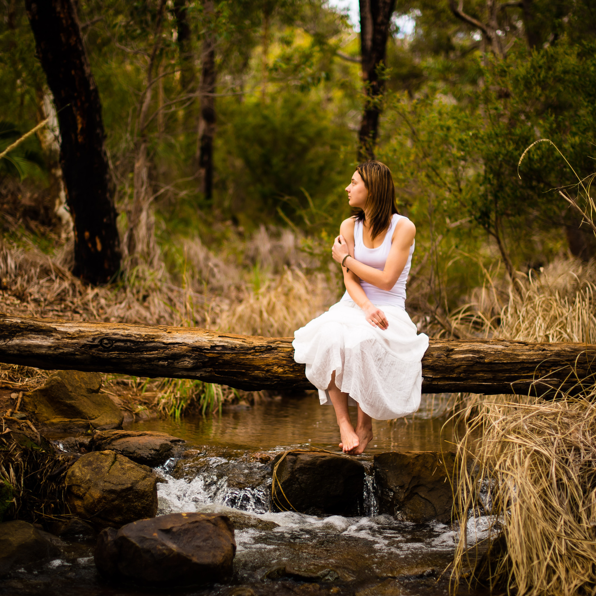 Березки словно девочки босые. Девушка у реки. Красивые девушки на природе. Девушка в платье босиком. Фотосессия на природе у воды.