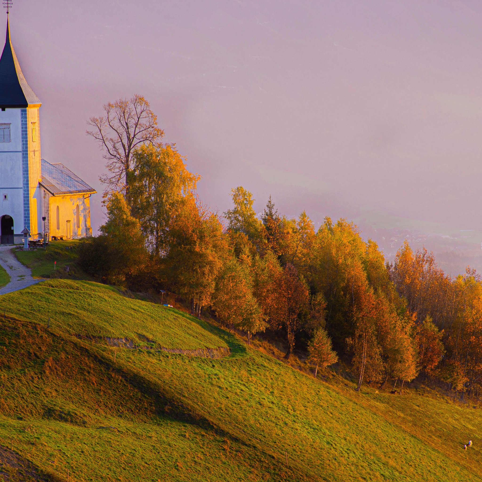 Церковь на холмах. Ямник Церковь Словения. Словения Церковь на Холме. Церковь на пригорке Словения. Церковь на Холме Молдова.