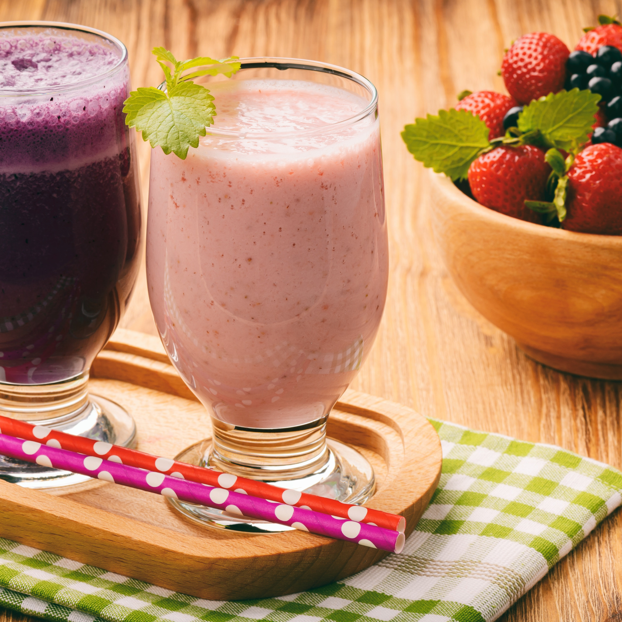 Коктейль для смородины на основе крахмала. Напитки смузи Smoothie. Берри смузи. Фруктово ягодный смузи.