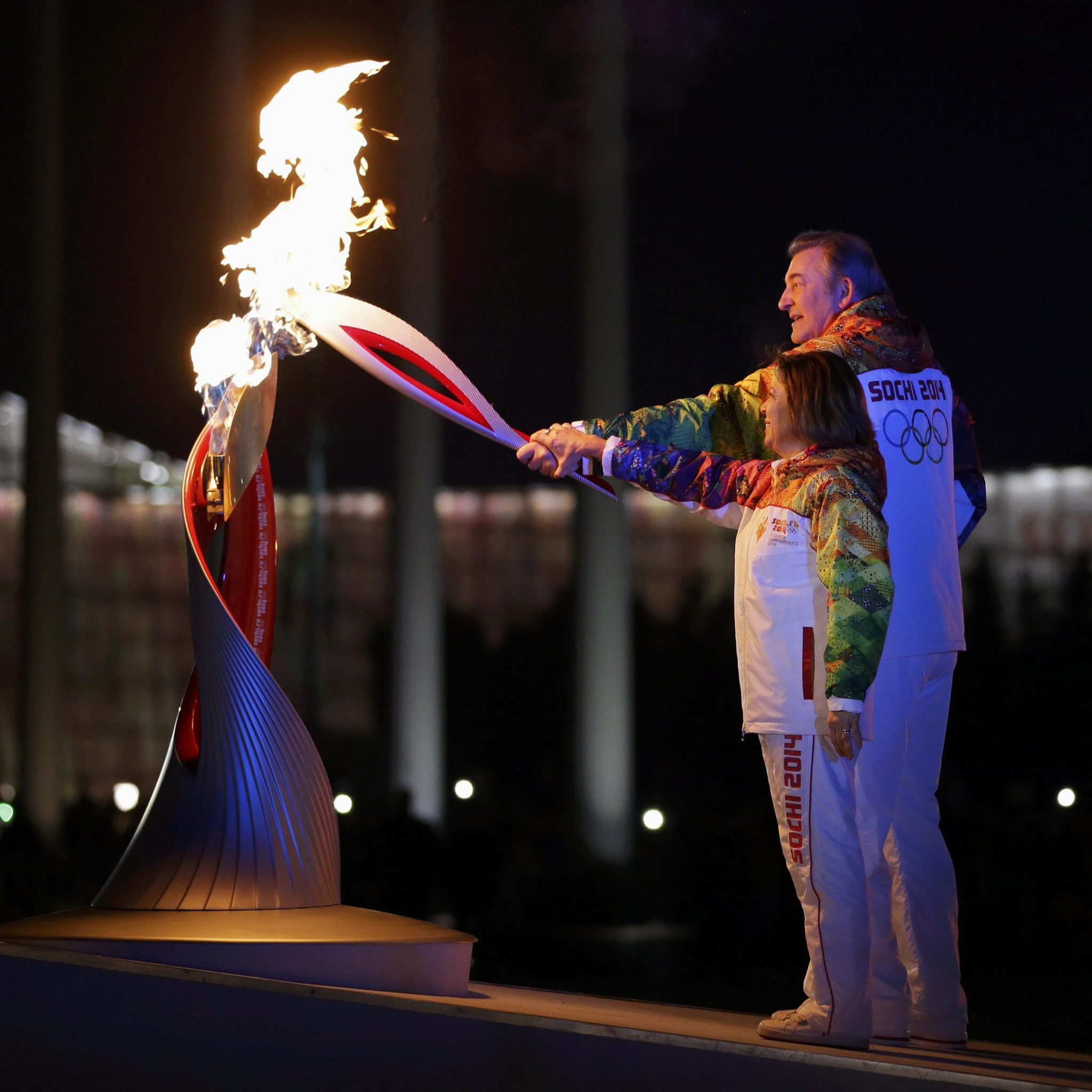 Олимпийский огонь Сочи 2014. Факел олимпийского огня Сочи 2014. Открытие Олимпийских игр в Сочи 2014. Факел начал игру