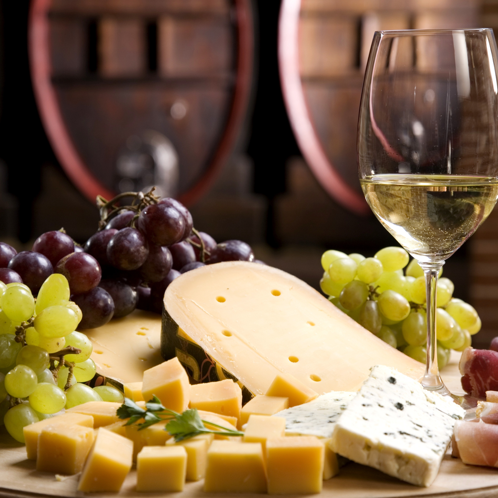 Вино и сыр. Белое вино. Сыр с виноградом.