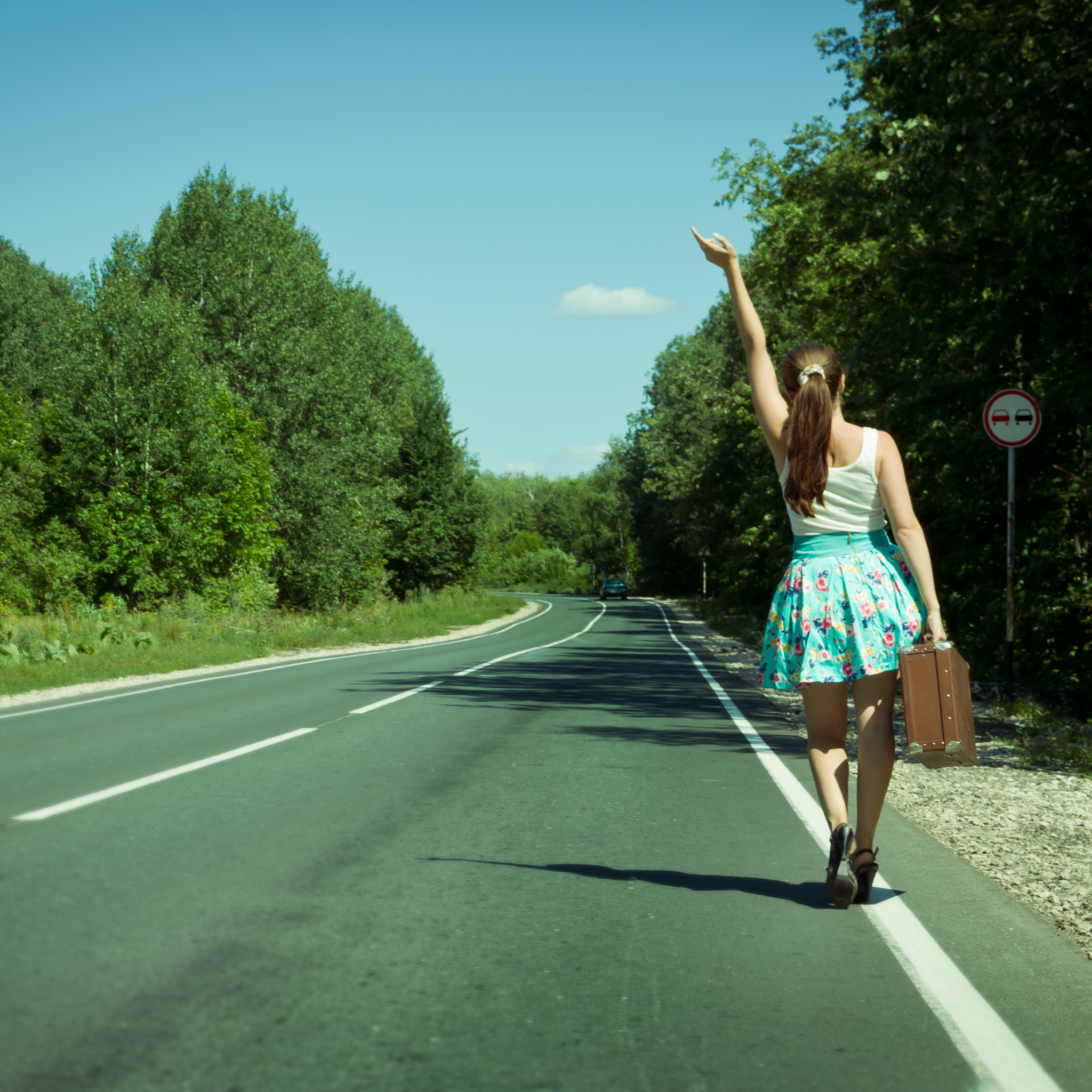 Тряска всю дорогу. Девушка на дороге. Женщина голосует на дороге. Фотосессия на дороге. Девушка автостопом.