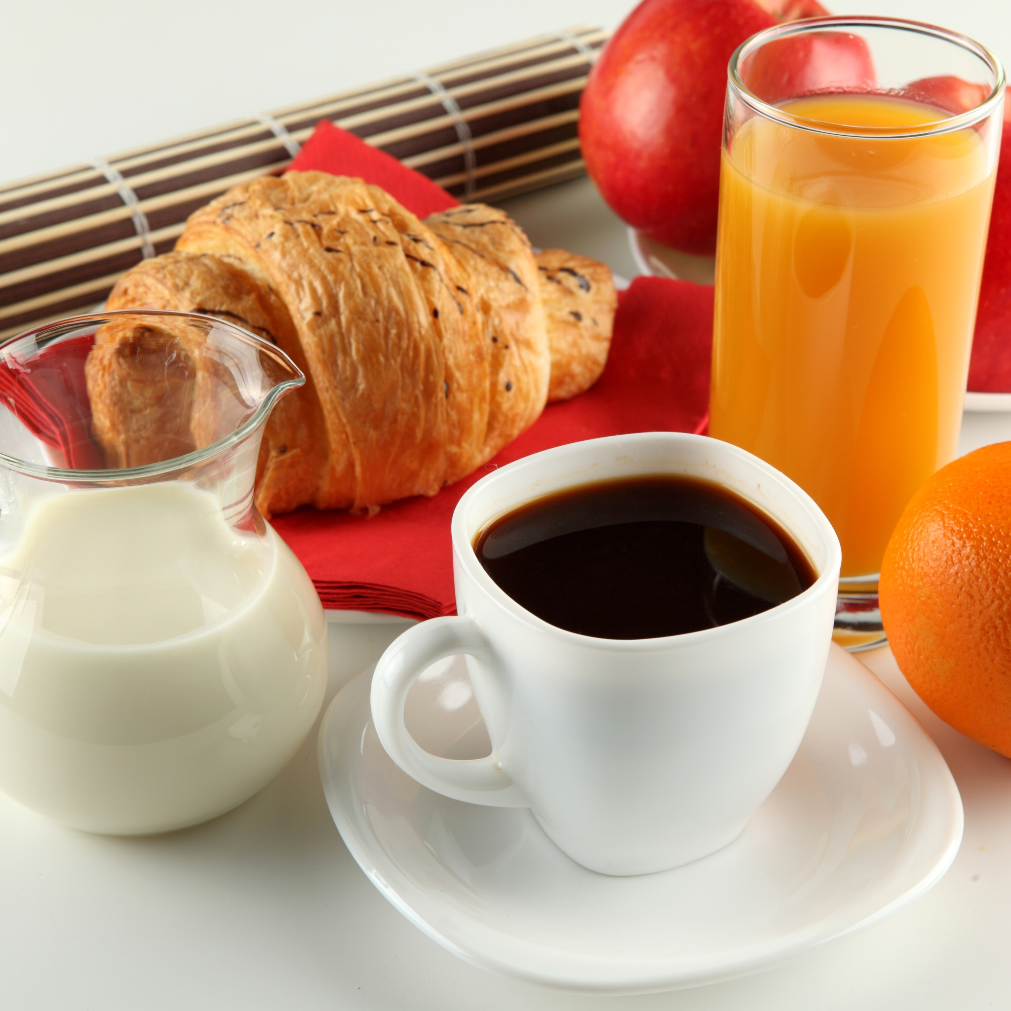 Кофе с апельсиновым соком. Завтрак кофе апельсины. Напитки на завтрак. Утро завтрак. Апельсин на завтрак