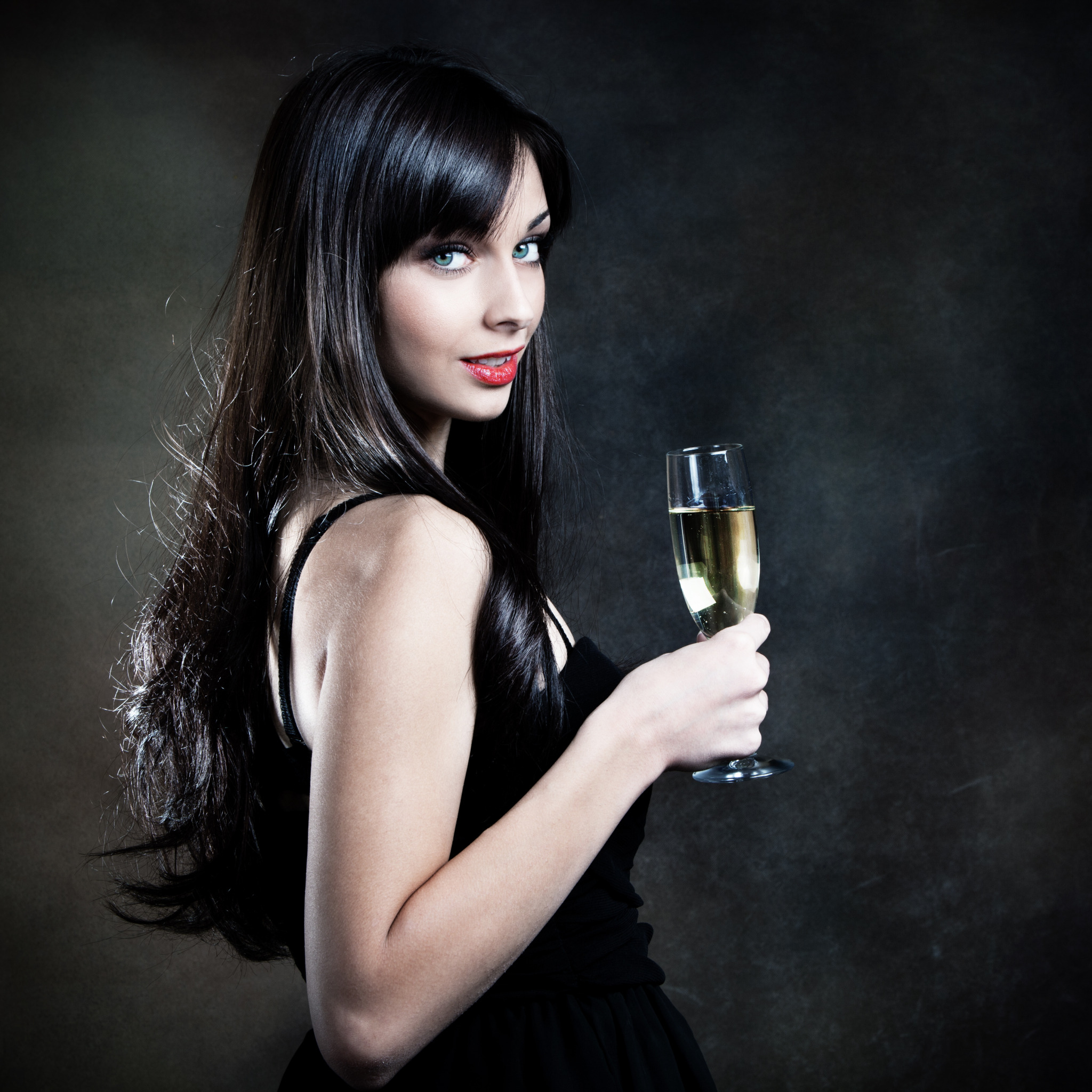 Девушка пьет шампанское. Девушка с шампанским. Женщина с бокалом в руке. Красивые девушки с бокалом в руке. Женщина с бокалом шампанского.