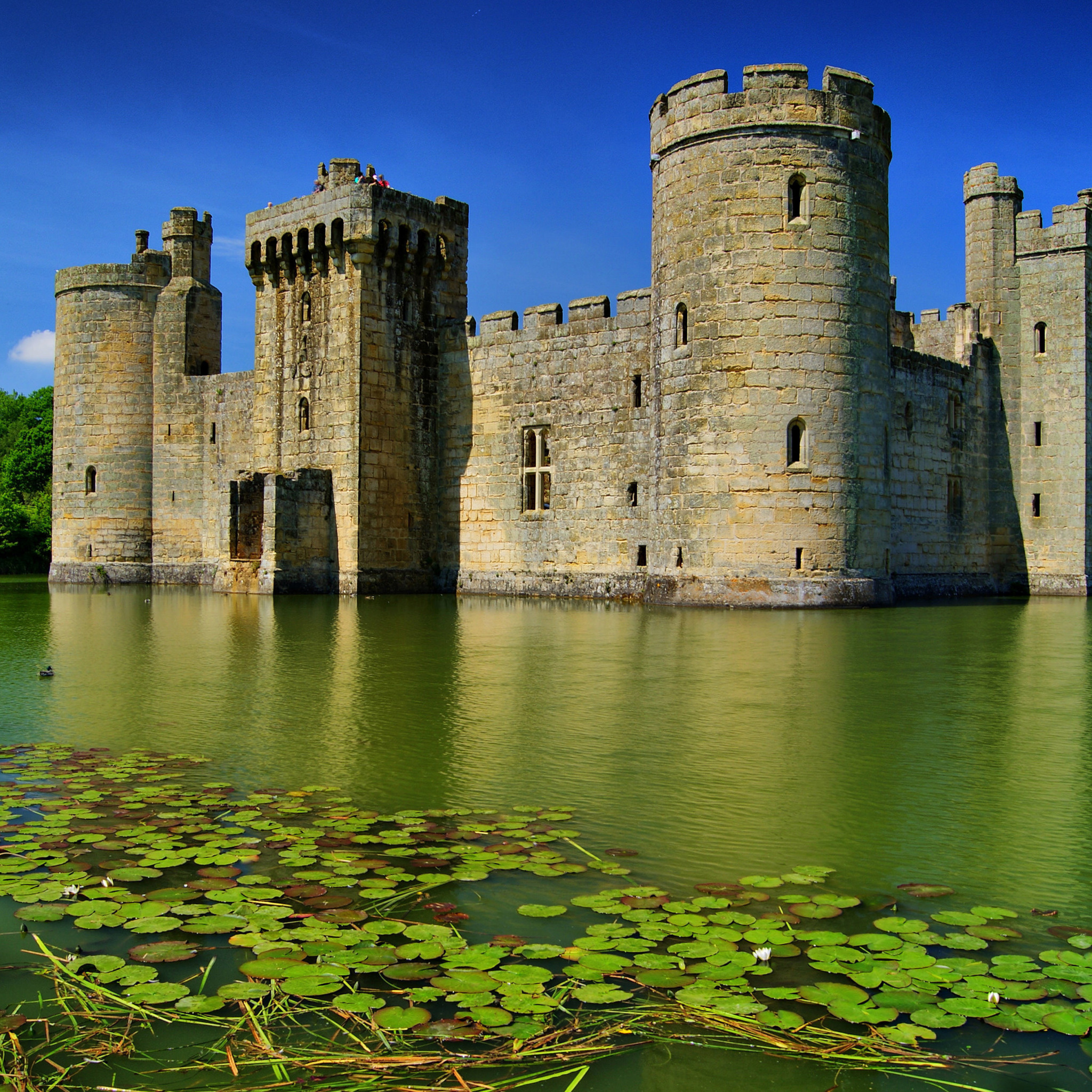 Castle summer. Замок Бодиам Англия. Замок Фолган Англия. Окемский замок средневековый замок. Замки Эдуарда i в Уэльсе.