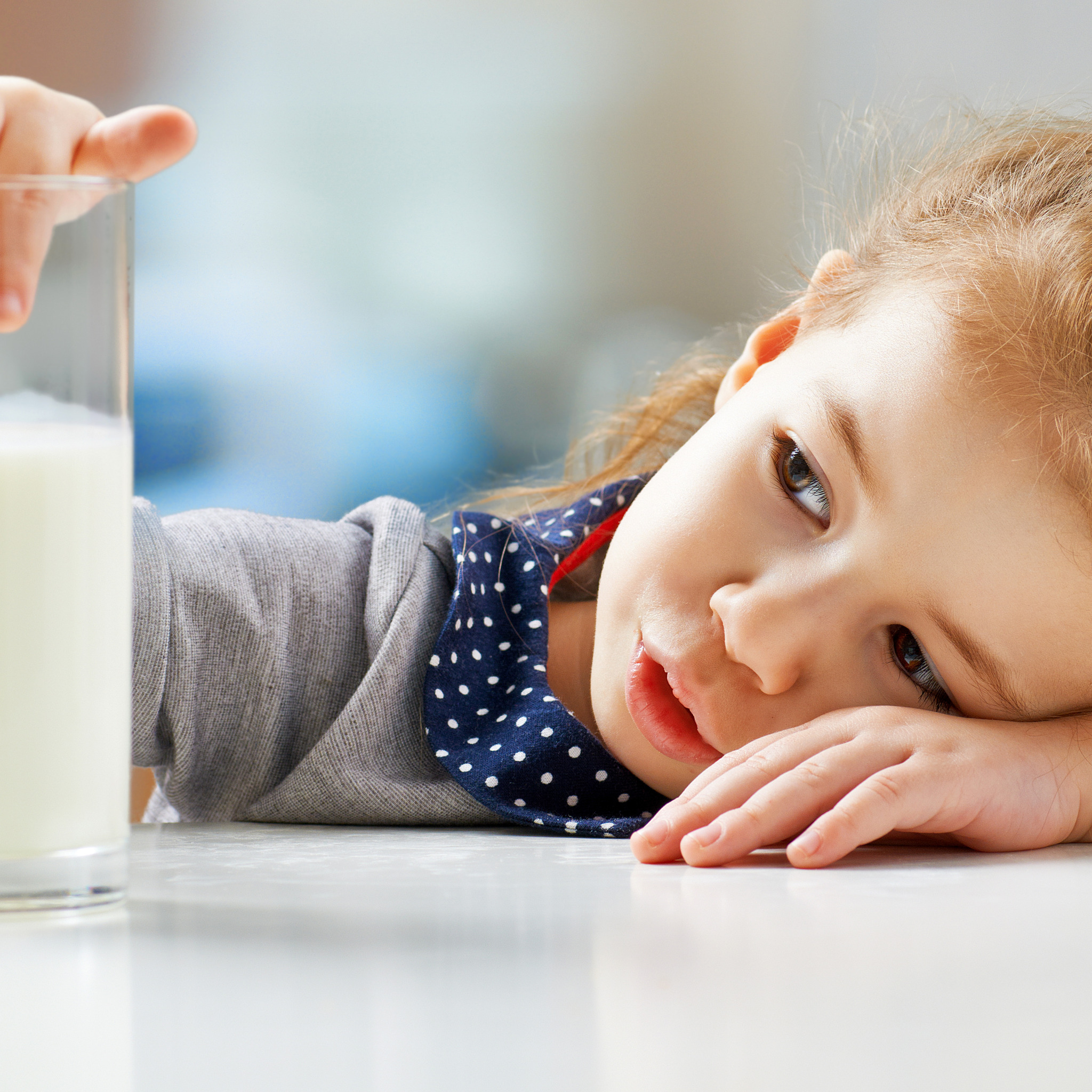 Daughters milk. Молоко для детей. Молочные продукты для детей. Ребенок пьет молоко. Ребенок пьет кефир.