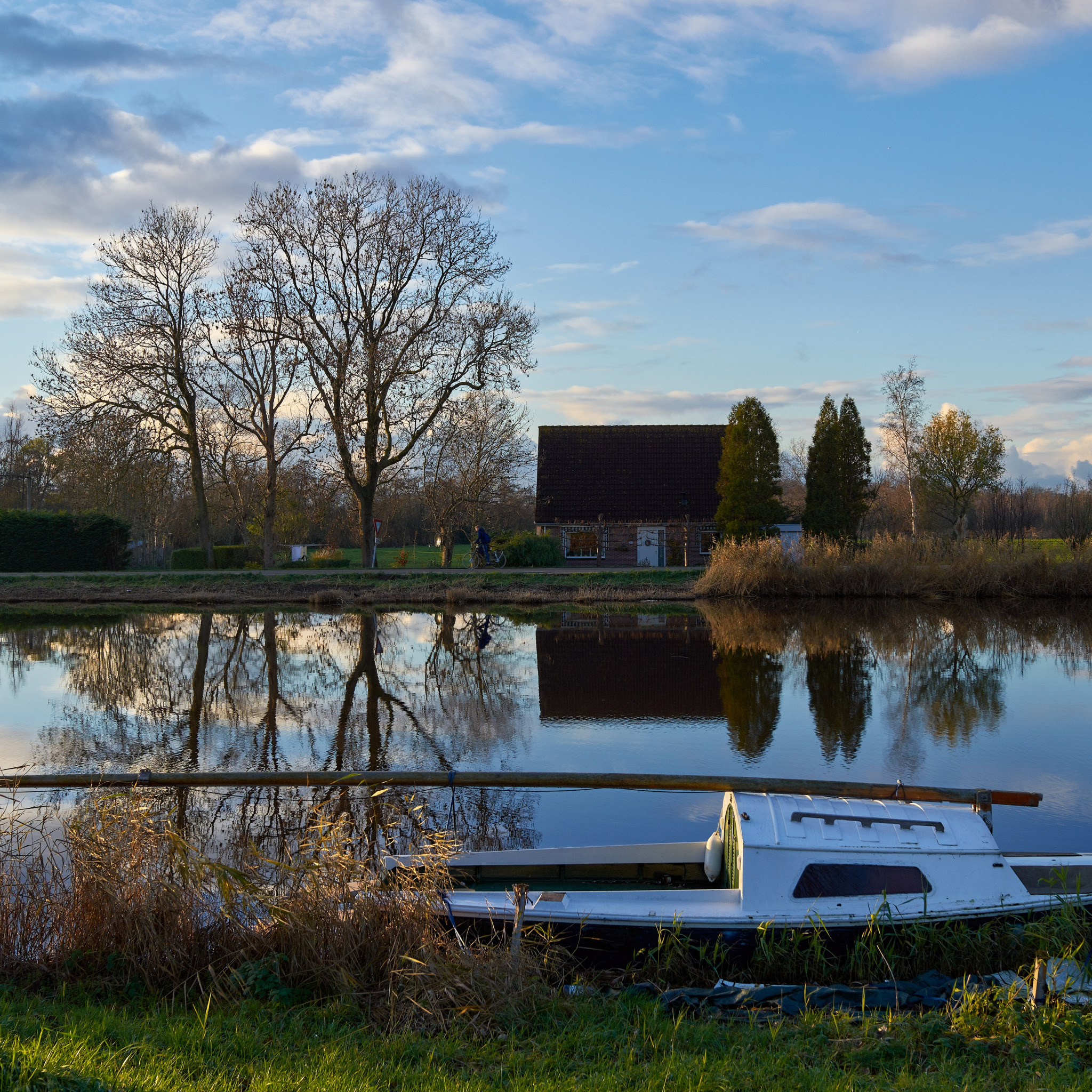 Голландия природа. Озера Нидерландов. Домик для лодки на берегу. Лодка на берегу озера. Река река дома цены