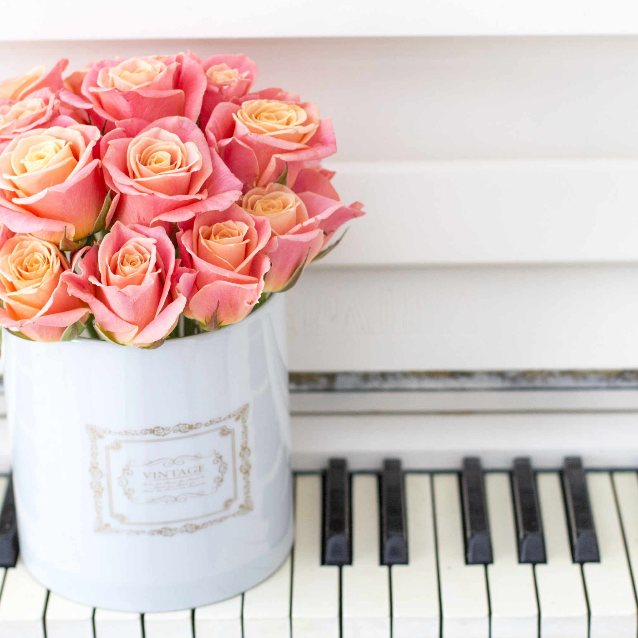 Розовый букет песня. Букет цветов на пианино.