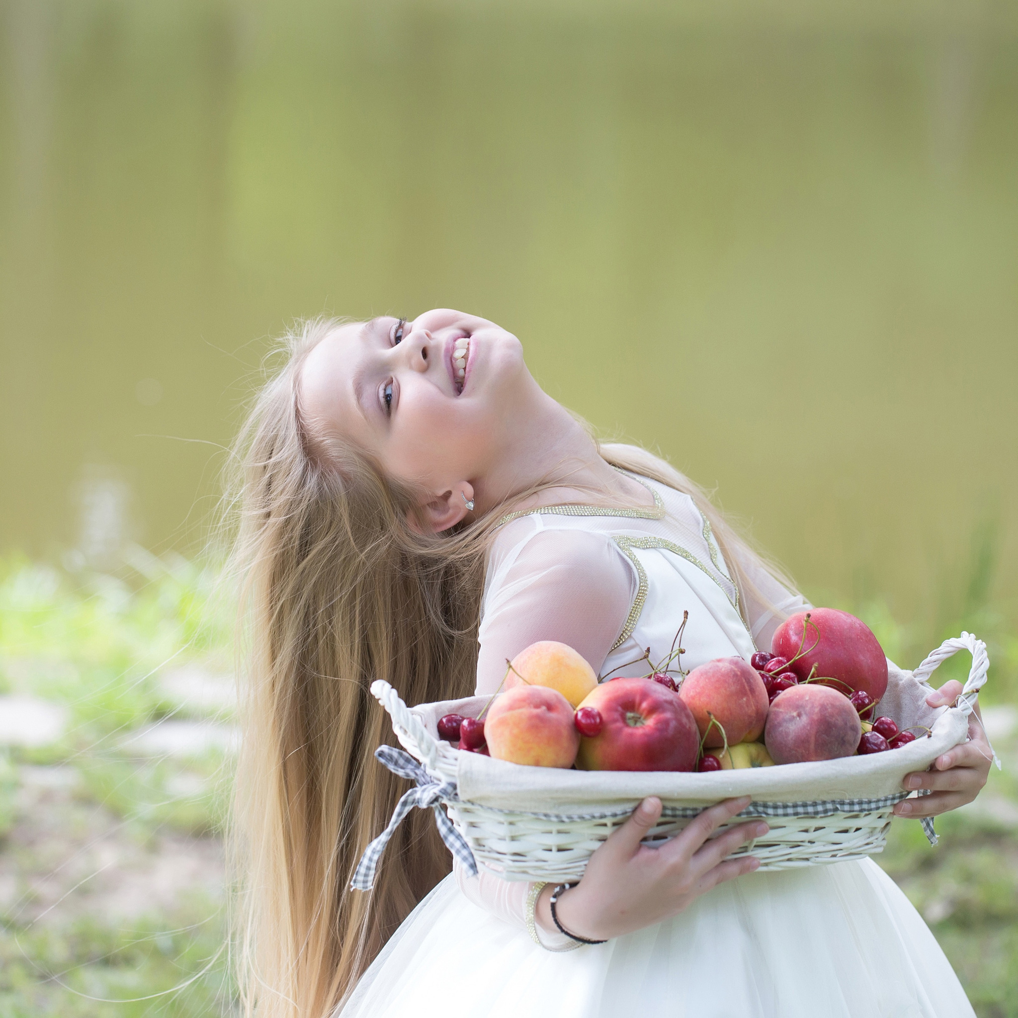 Фотосессия с фруктами. Красивая девушка с яблоком. Девушка с корзинкой яблок. Фотосессия с корзинкой.