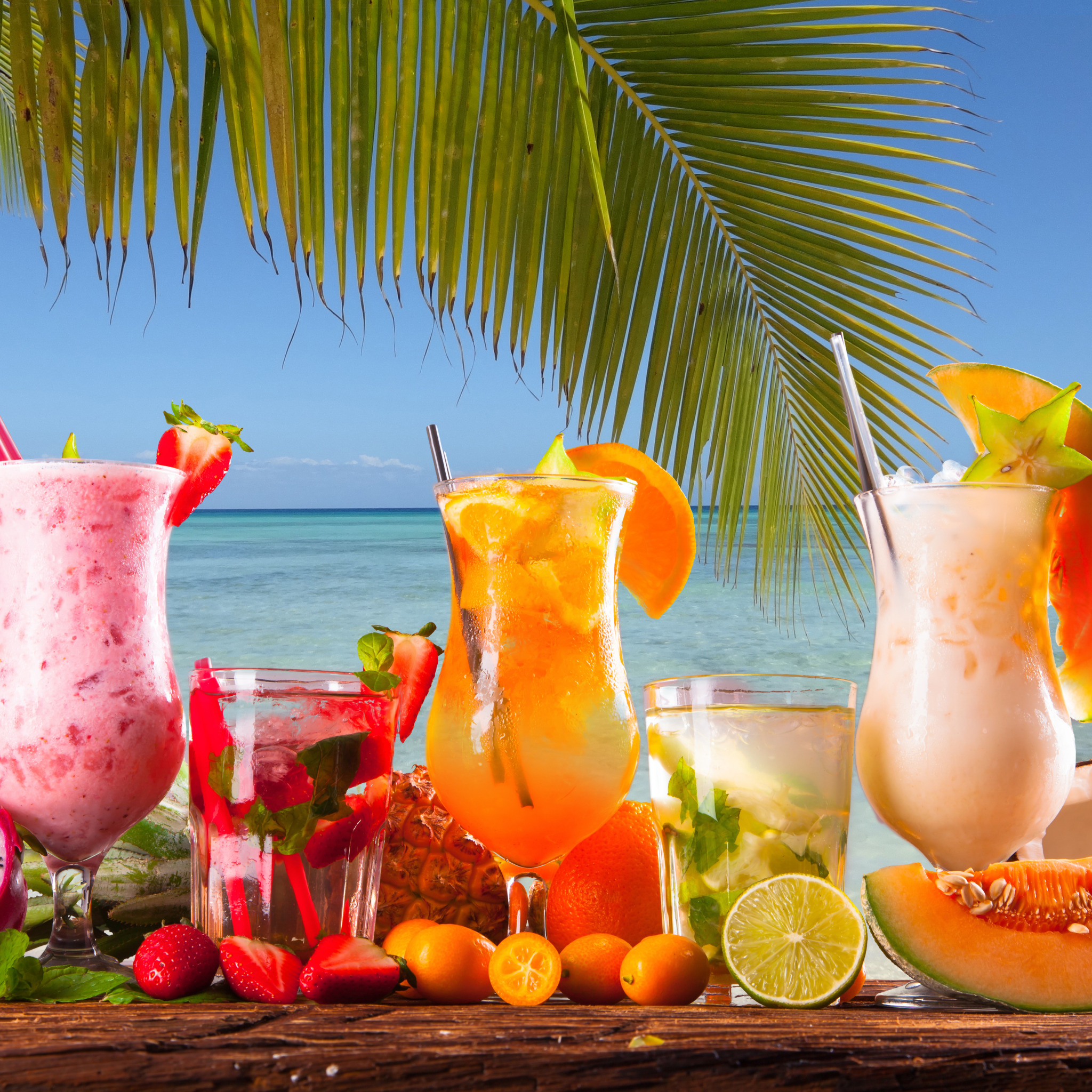 Коктейль на ужин. Коктейль на пляже. Море пляж. Тропический коктейль. Коктейль на берегу моря.