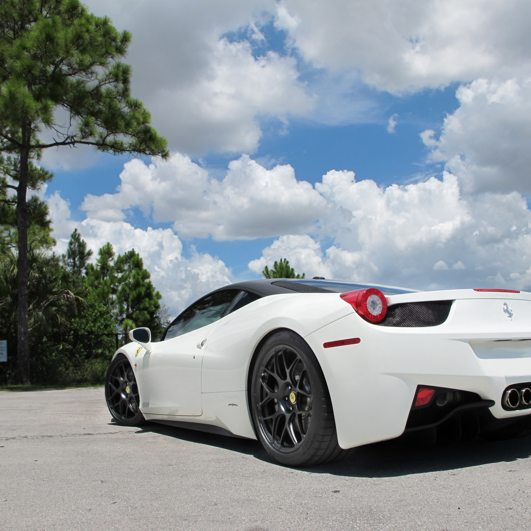 Белый кар. Феррари 458 белая. Феррари 458 Италия белая. Ferrari 458 Italia сзади. Феррари Италия белая.