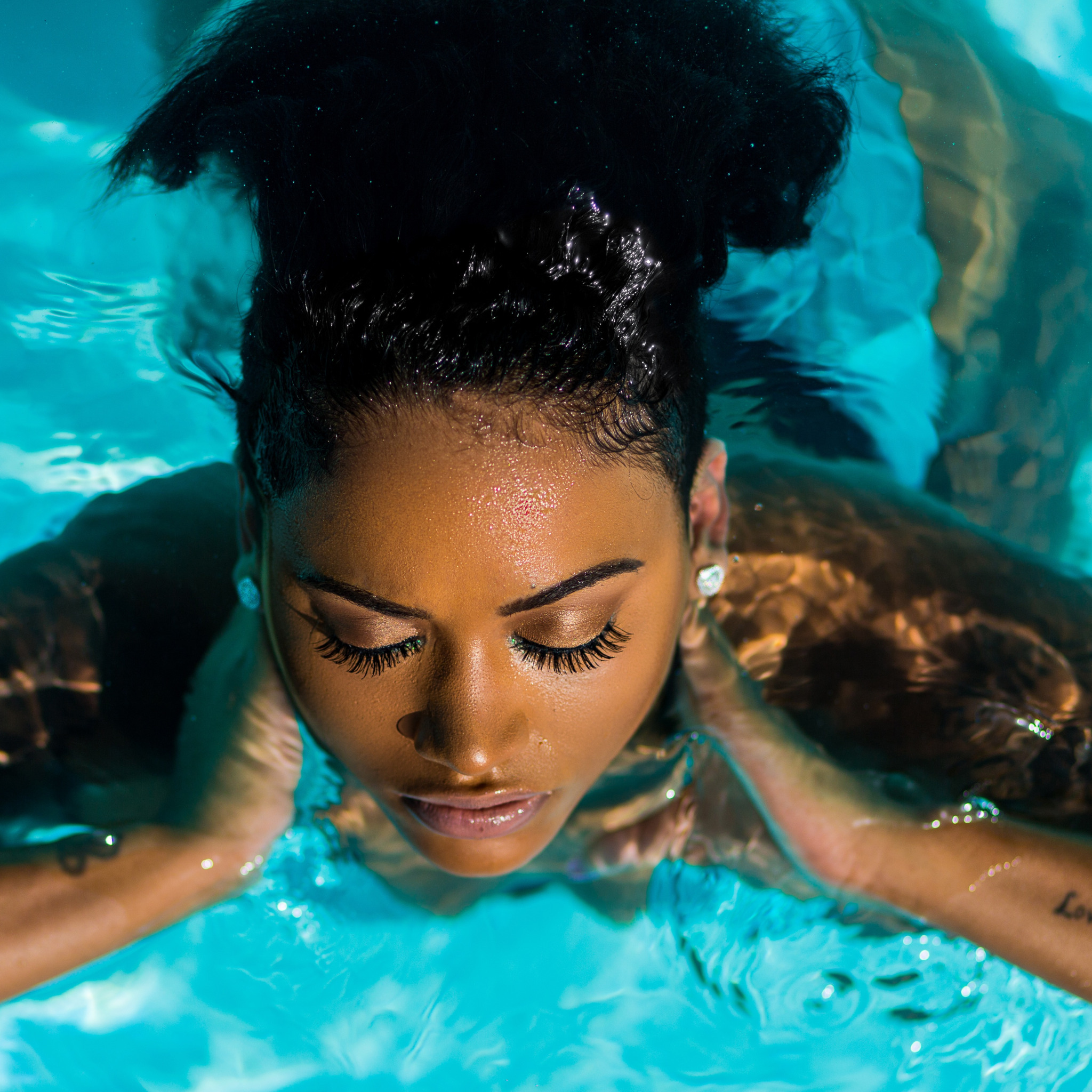 Мулатки 69. Девушка в бассейне. Темнокожие модели девушки. Чернокожая девушка в воде. Темнокожие девушки в воде.