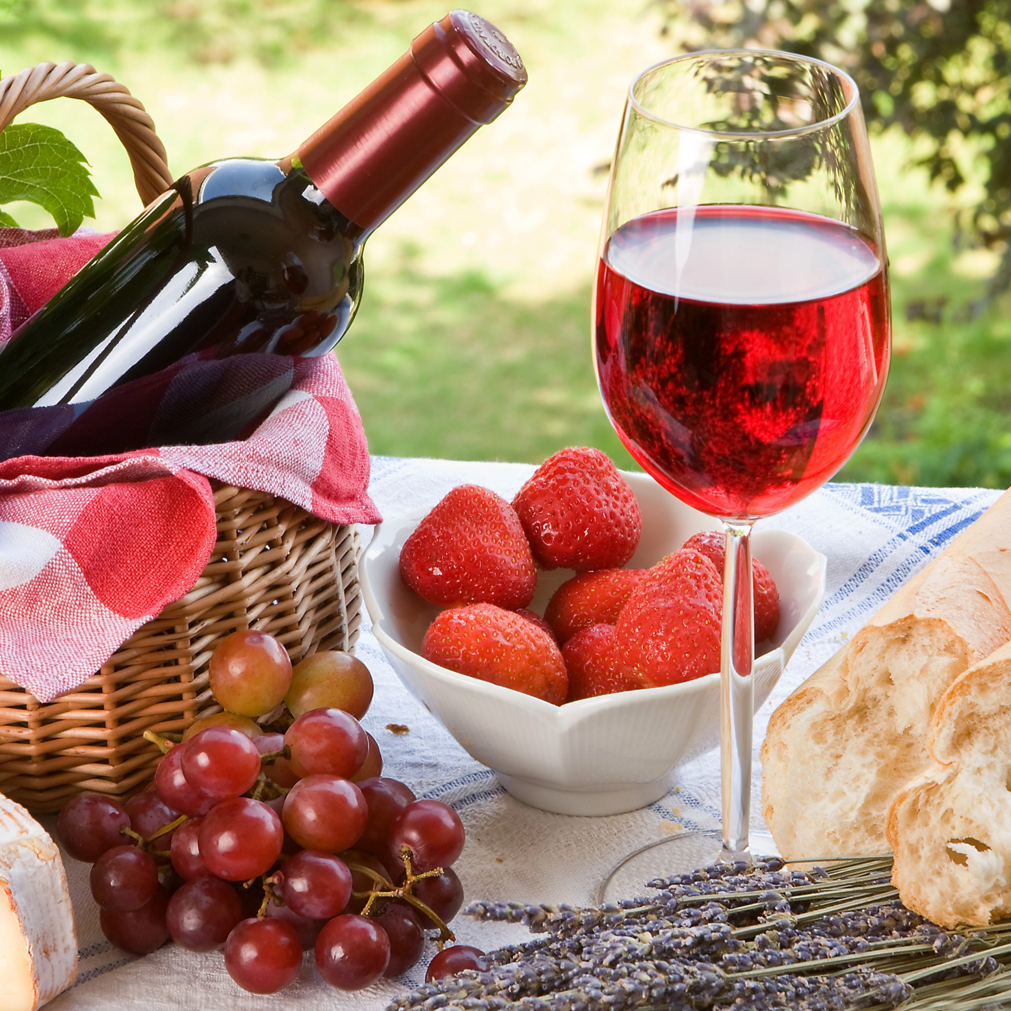Розовое вино виноград. Вино и фрукты. Вино и цветы. Ягоды и фрукты с вином. Вино цветы фрукты.