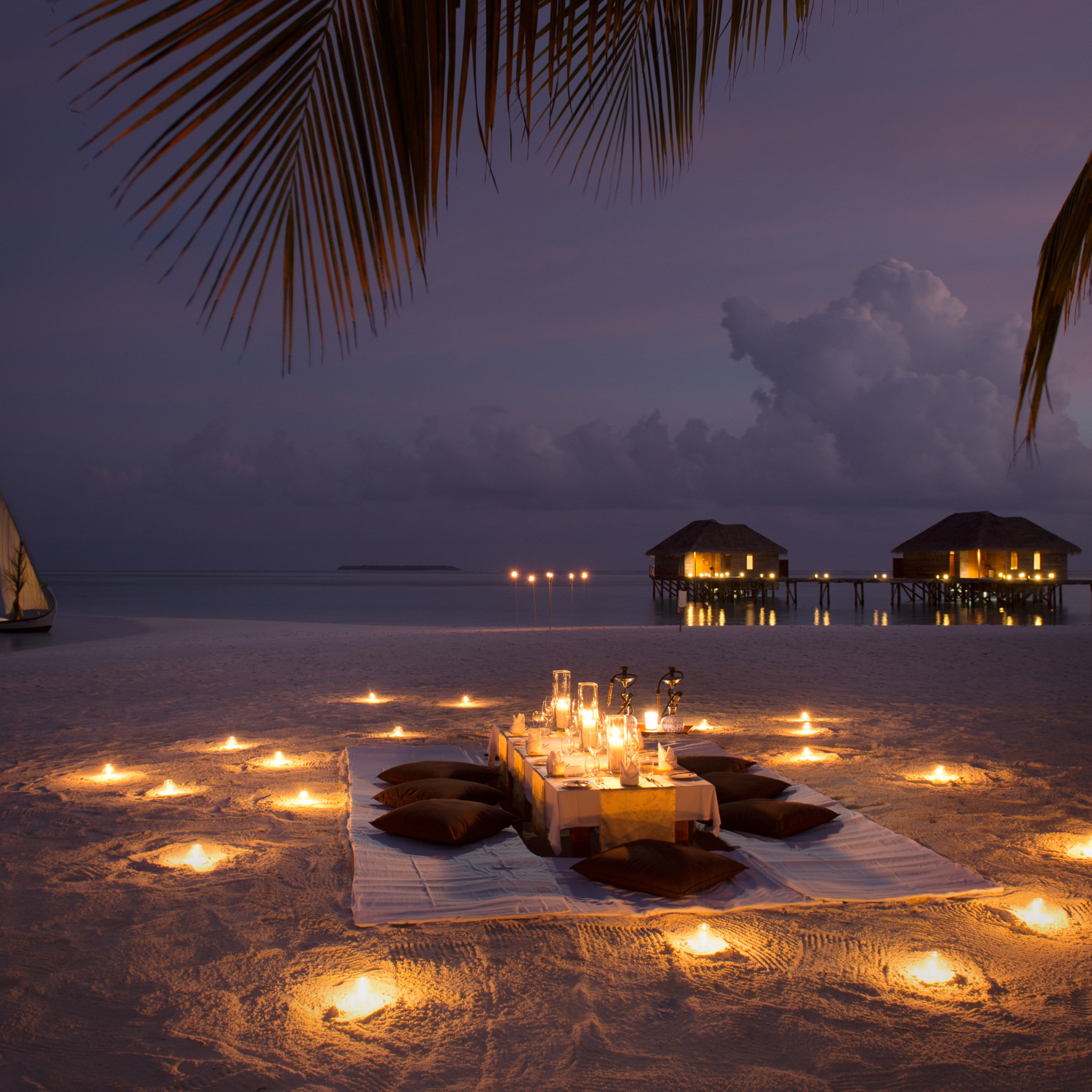 Спокойную романтическую. Conrad Maldives Rangali Island. Ночной пляж. Романтичный вечер. Романтический ужин на берегу океана.