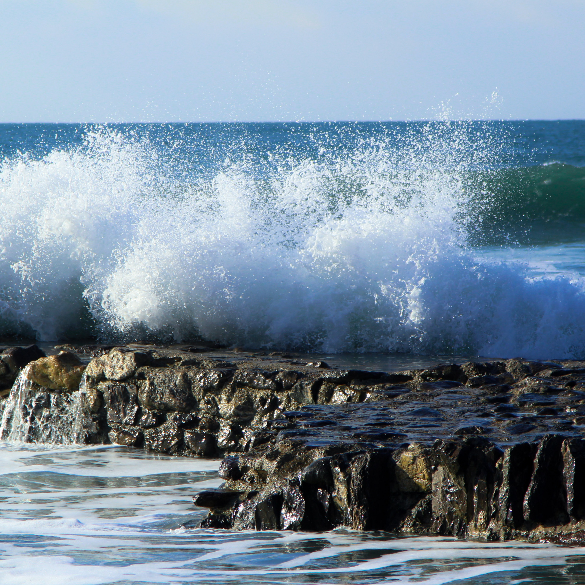 Шум воды становился. Морская волна. Море. Брызги моря. Сильные волны.