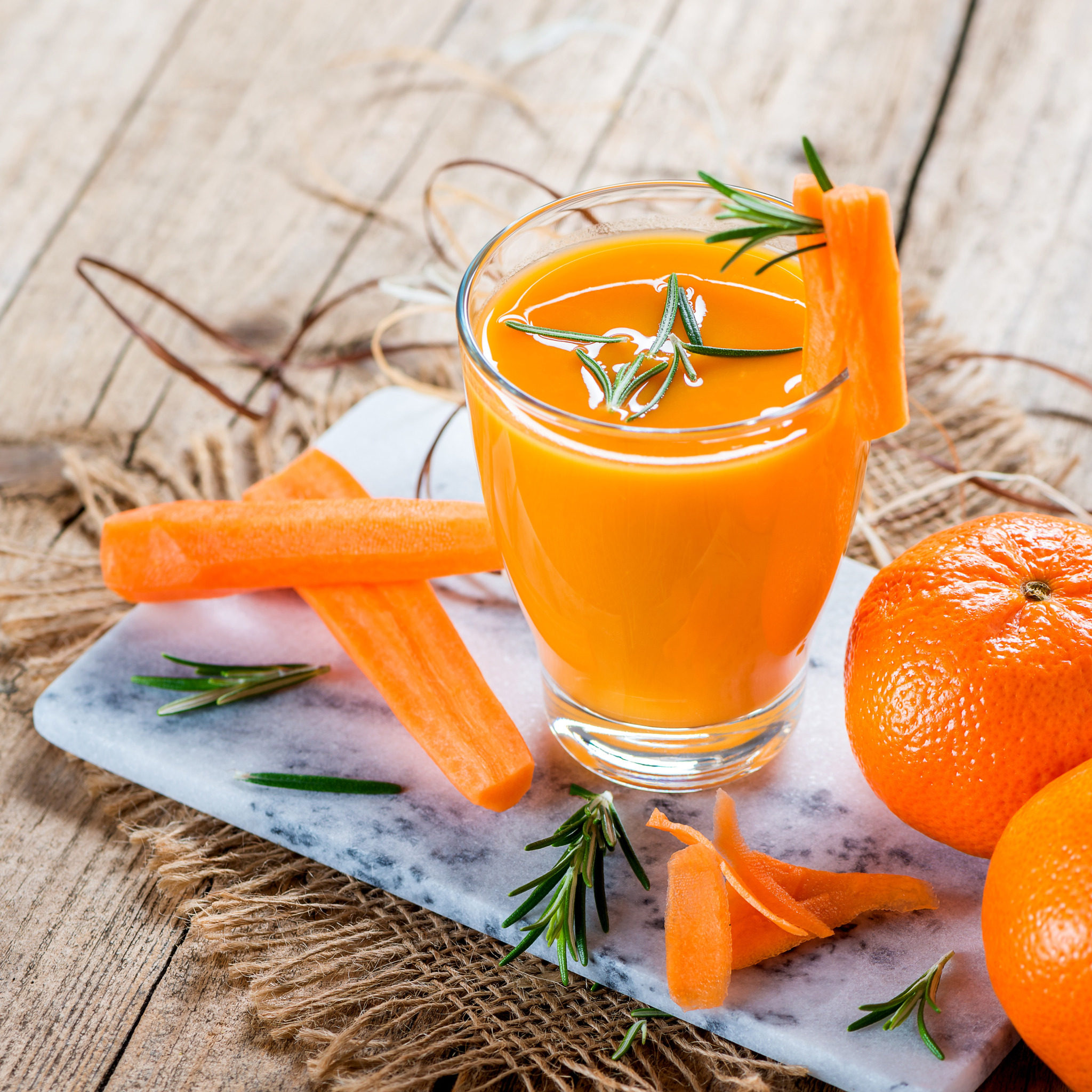 Смузи морковь апельсин имбирь. Смузи манго морковь. Морковно-апельсин свежевыжатый сок. Сок облепиха апельсин имбирь.