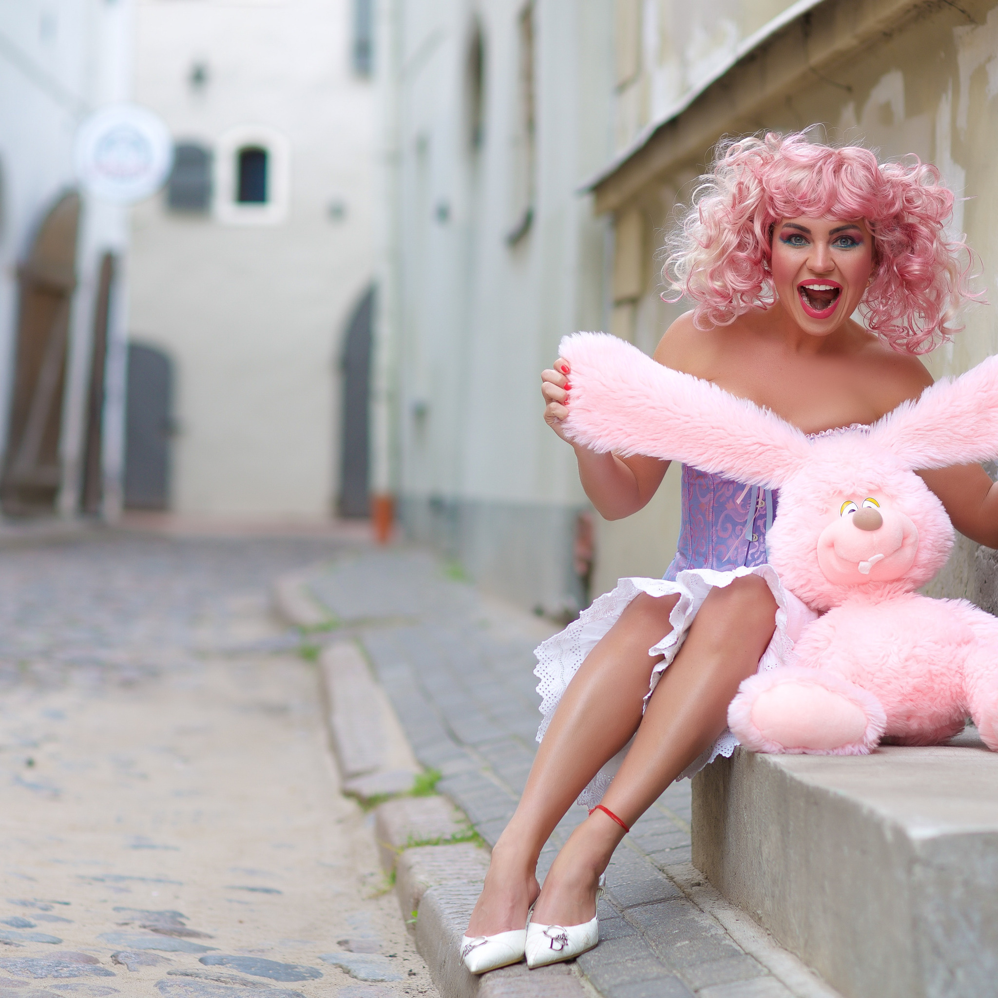 Пародии розовое. Фотосессия в розовом парике. Инфантильная женщина. Девушка в розовом парике. Розовый человек.