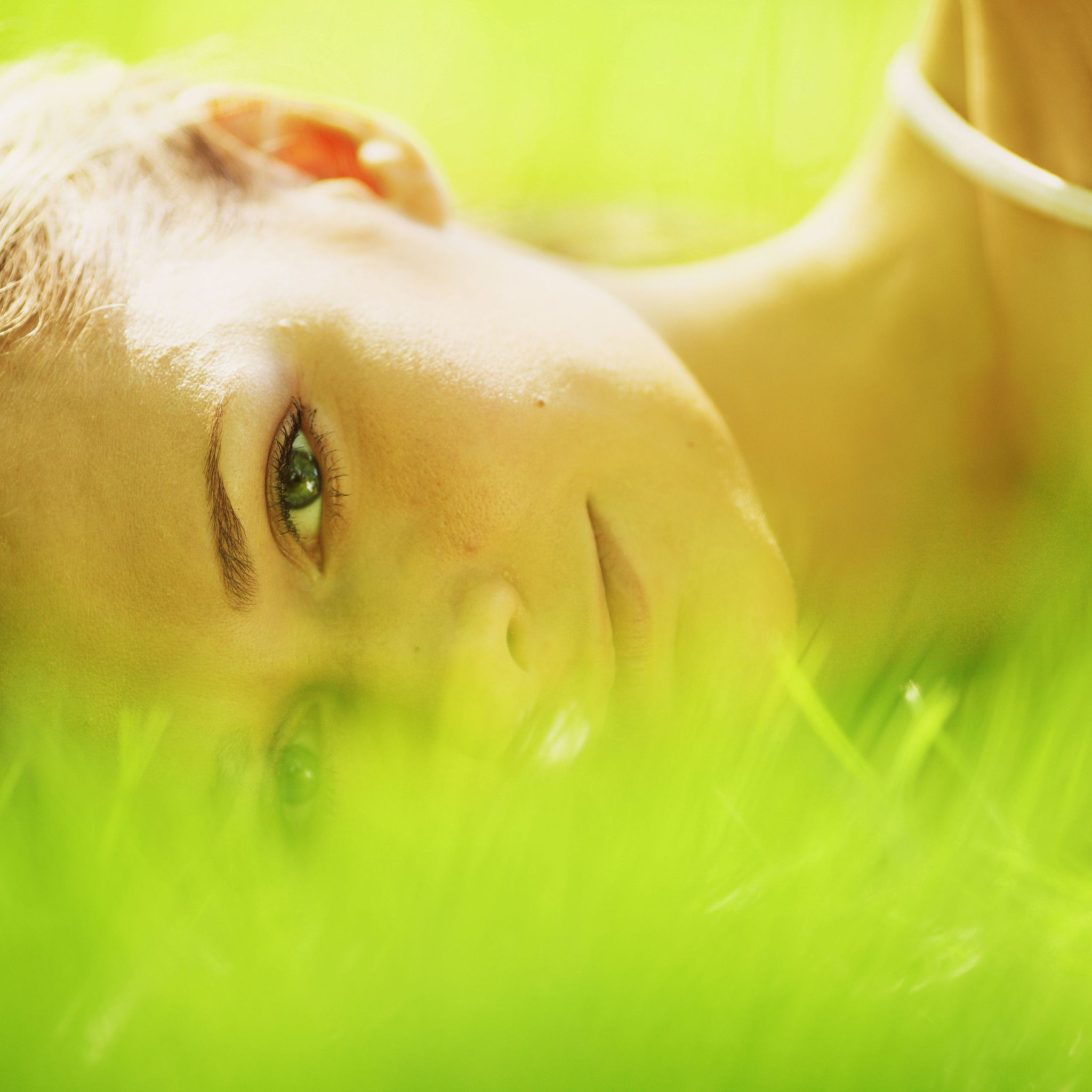 Запуталось солнце. Девушка и солнце. Девушка в солнечных лучах. Девушка в траве. Девушка на лице трава.