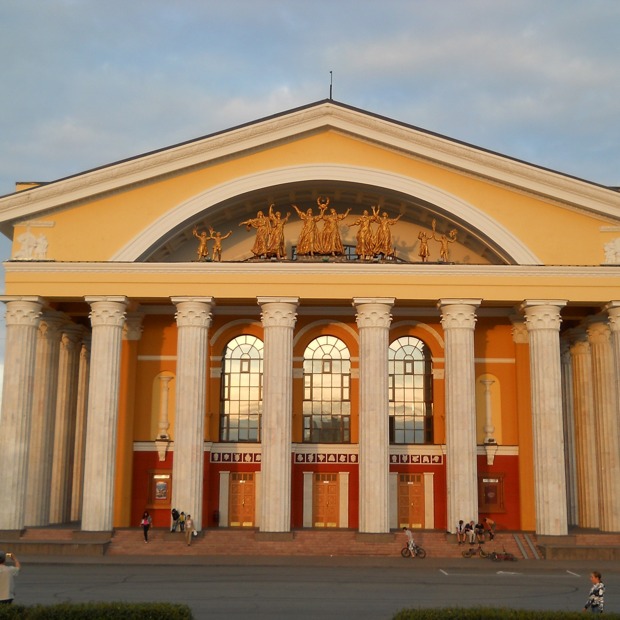 Театр петрозаводск. Музыкальный театр Республики Карелия Петрозаводск. Театр драмы Петрозаводск.