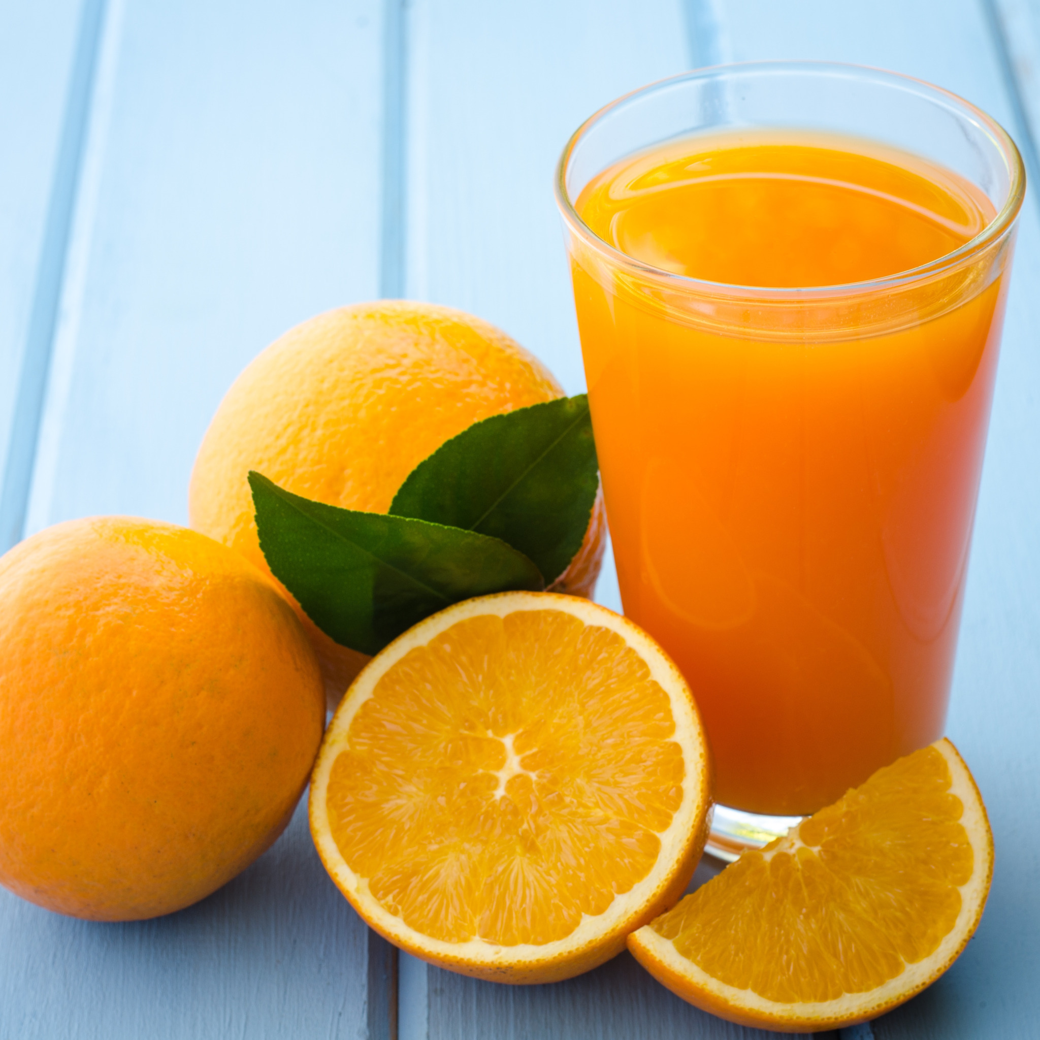 Как приготовить апельсиновый сок. Фреш апельсиновый 200 мл. Апельсиновый сок. Свежевыжатый апельсиновый сок. Апельсины для сока.