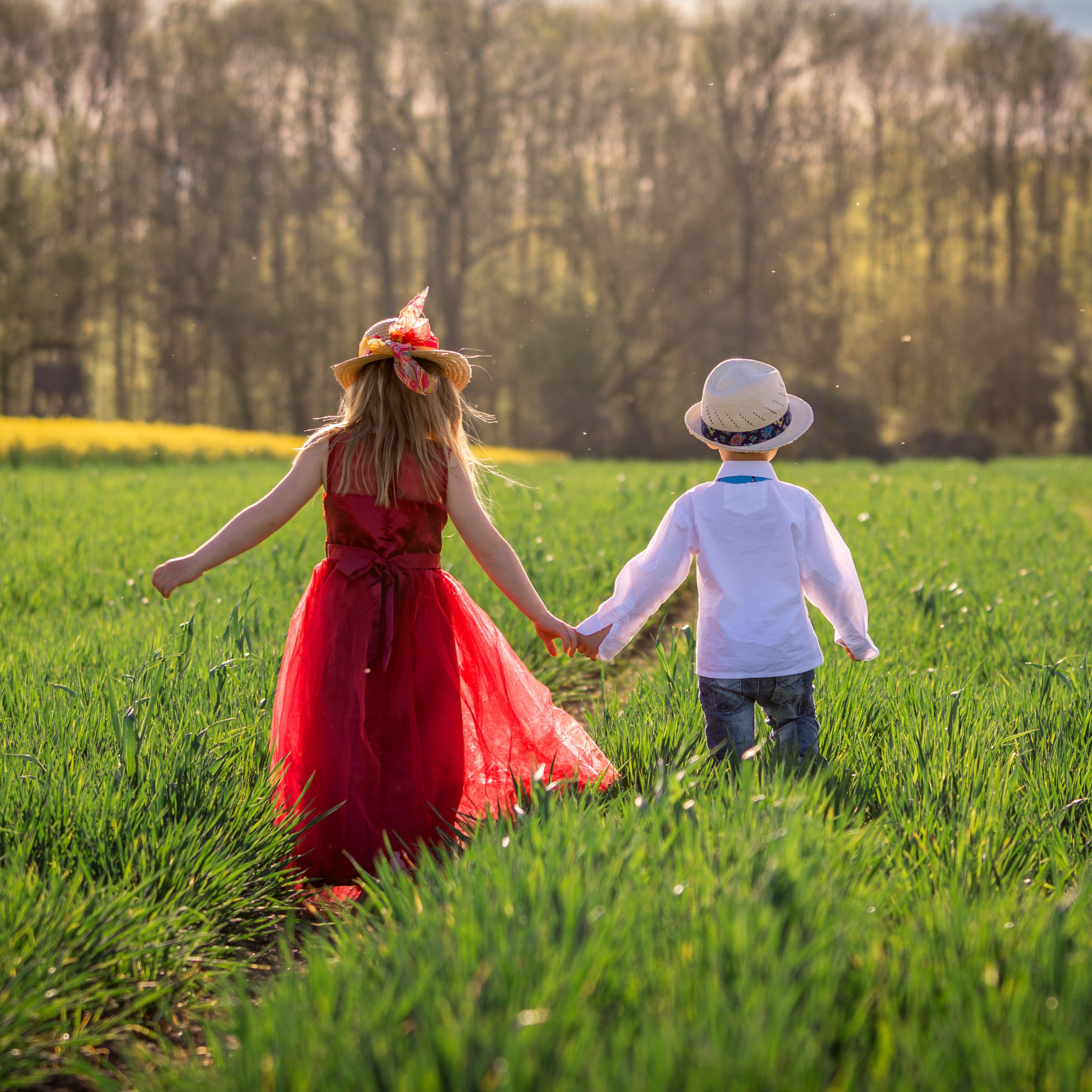 Childhood friend. Дети и природа. Мальчик и девочка на Поляне. Девочка и мальчик на полянке. Мальчик и девочка летом.