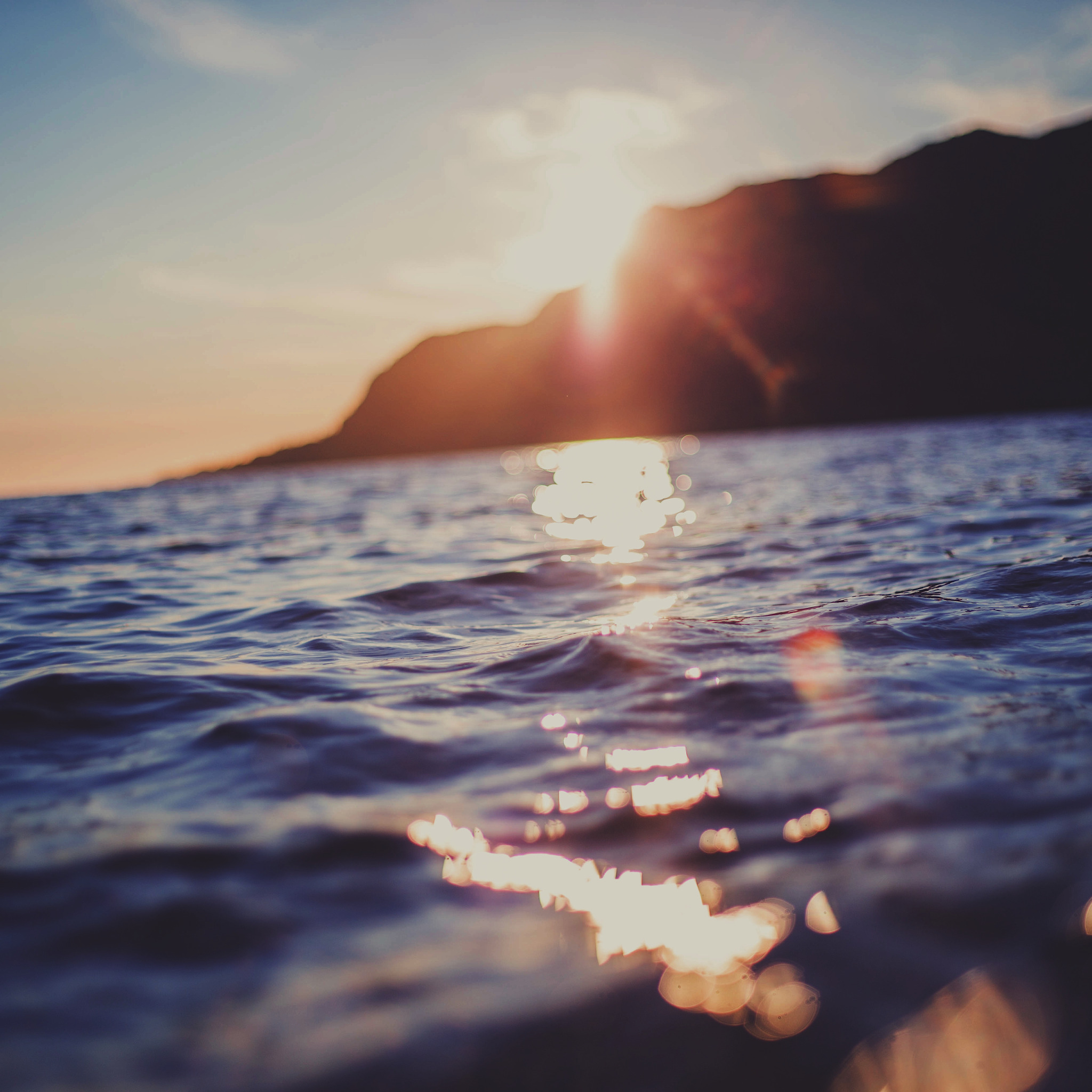 Море солнце и вода. Блики солнца на воде море. Лучи солнца на море. Лучи солнца в воде. Блики на море от солнца.