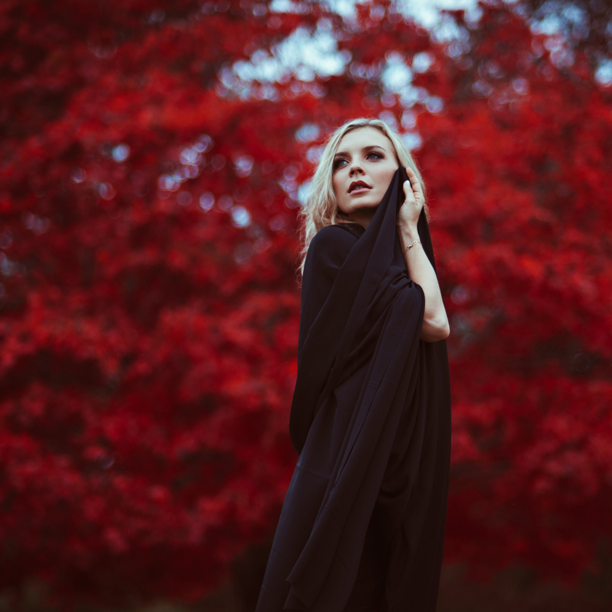 Dead blonde красный. Темное платье с листьями. Red autumn блоггер. Фото девушки блондинки в чёрном платье в парке.