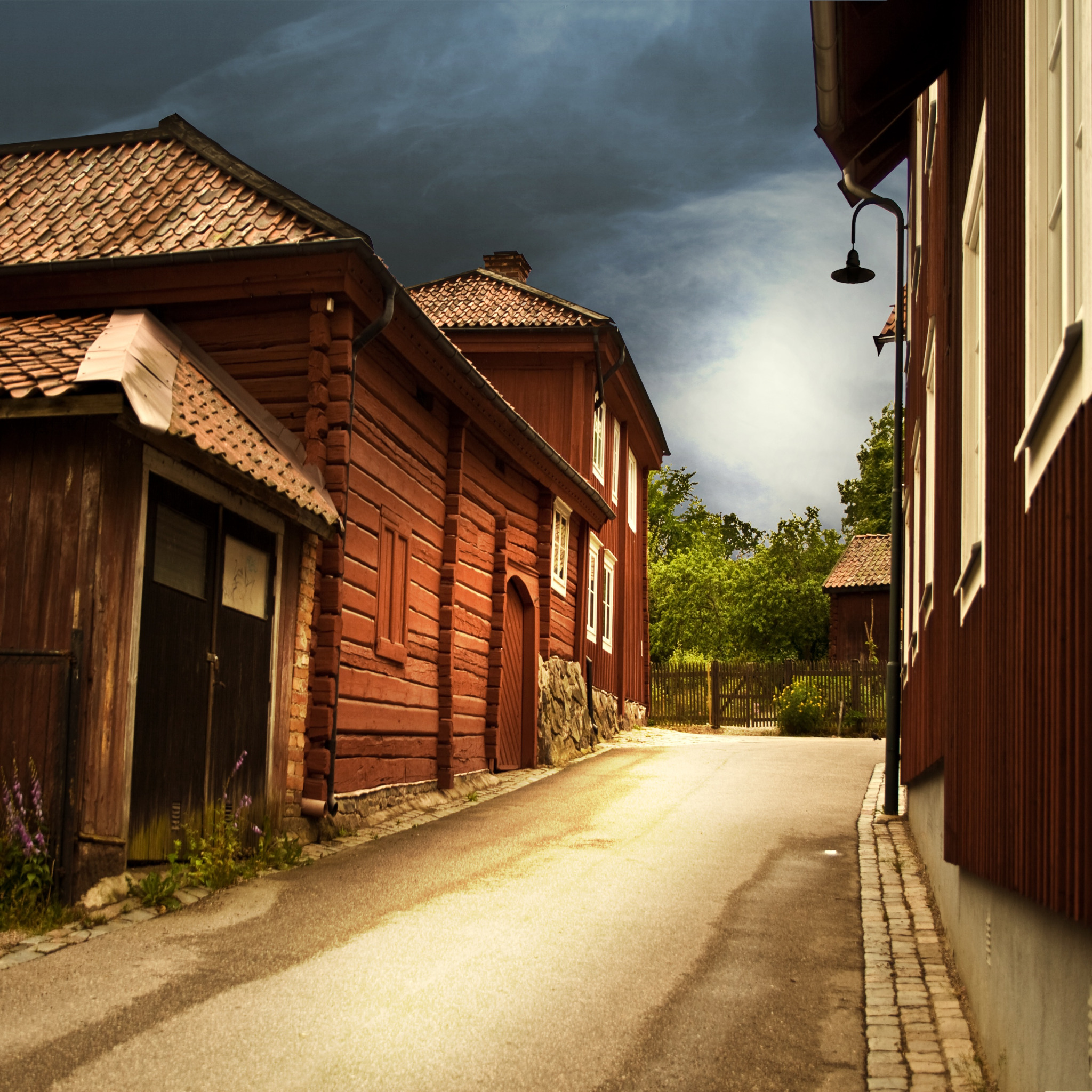 Old town road. Улочки старого города. Тихие Деревенские улочки. В доме и на улице. Деревянная улочка.